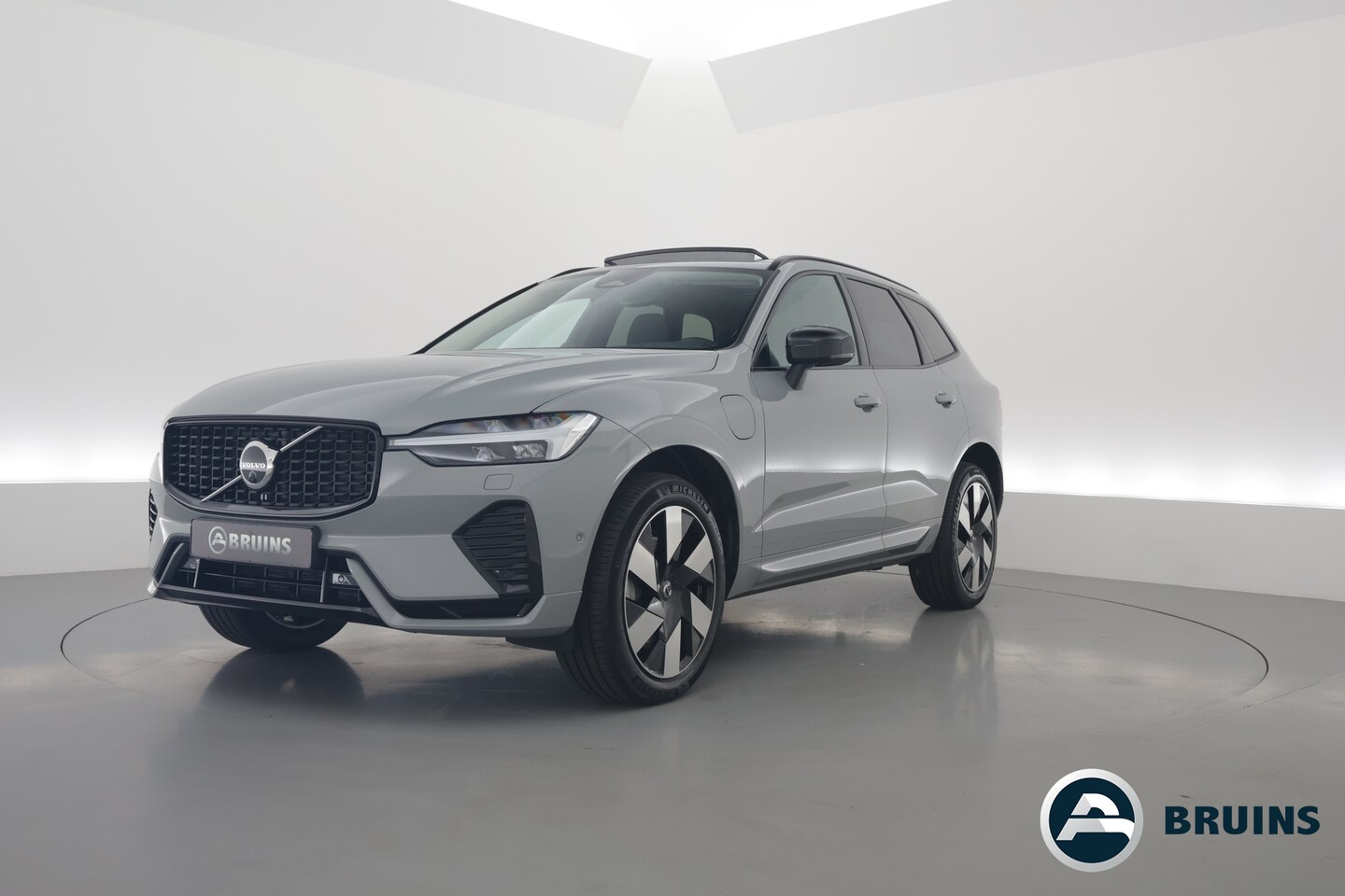 Volvo XC60 - 2.0 T8 Plug-in hybrid AWD Ultra Dark | Bowers & Wilkins | Massage | Trekhaak | Head-up | 3 - AutoWereld.nl