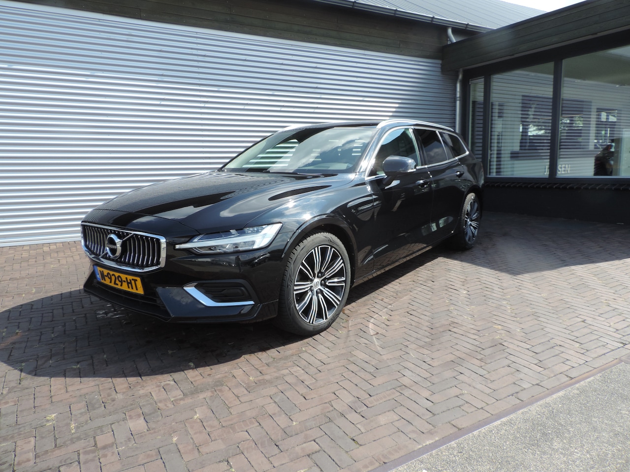 Volvo V60 - 2.0 B3 Inscription LAGE KM - AutoWereld.nl