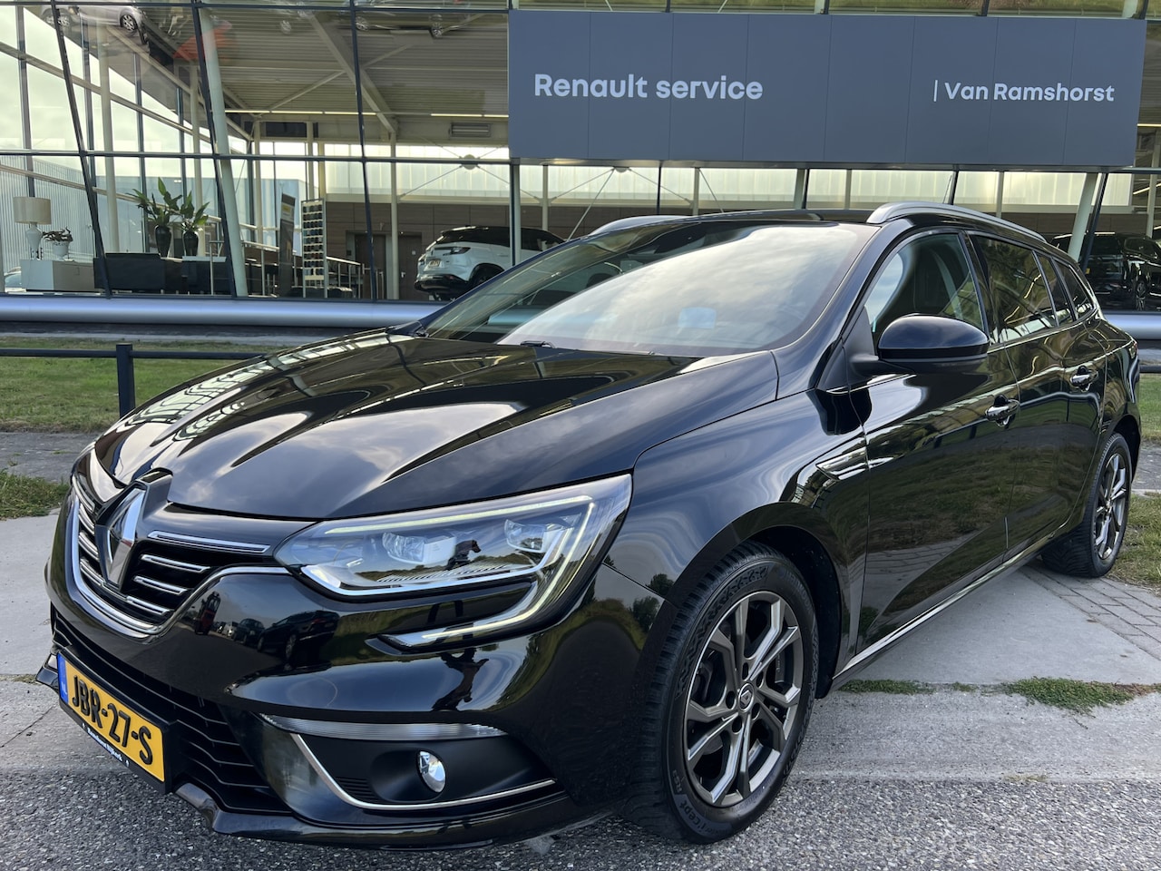 Renault Mégane - 1.5 Blue dCi Bose / Trekhaak / Dealer onderhouden / Stoelverw. / Keyless / Climate / 16'' - AutoWereld.nl