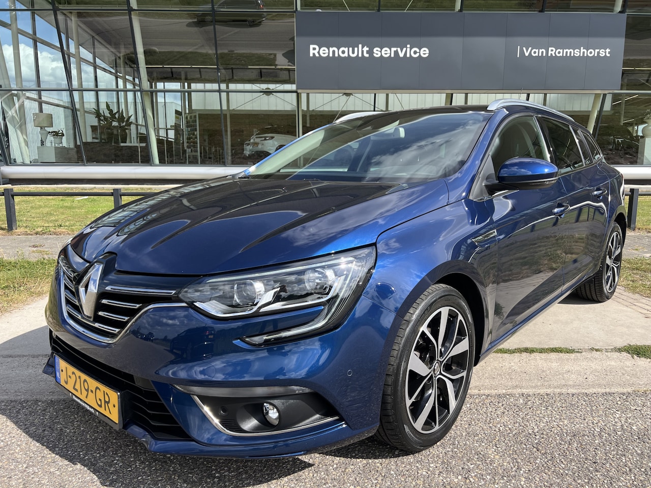 Renault Mégane Estate - 1.5 Blue dCi Bose / Trekhaak / Groot scherm / Stoelverw. / Camera / Keyless / PDC V+A / 17 - AutoWereld.nl