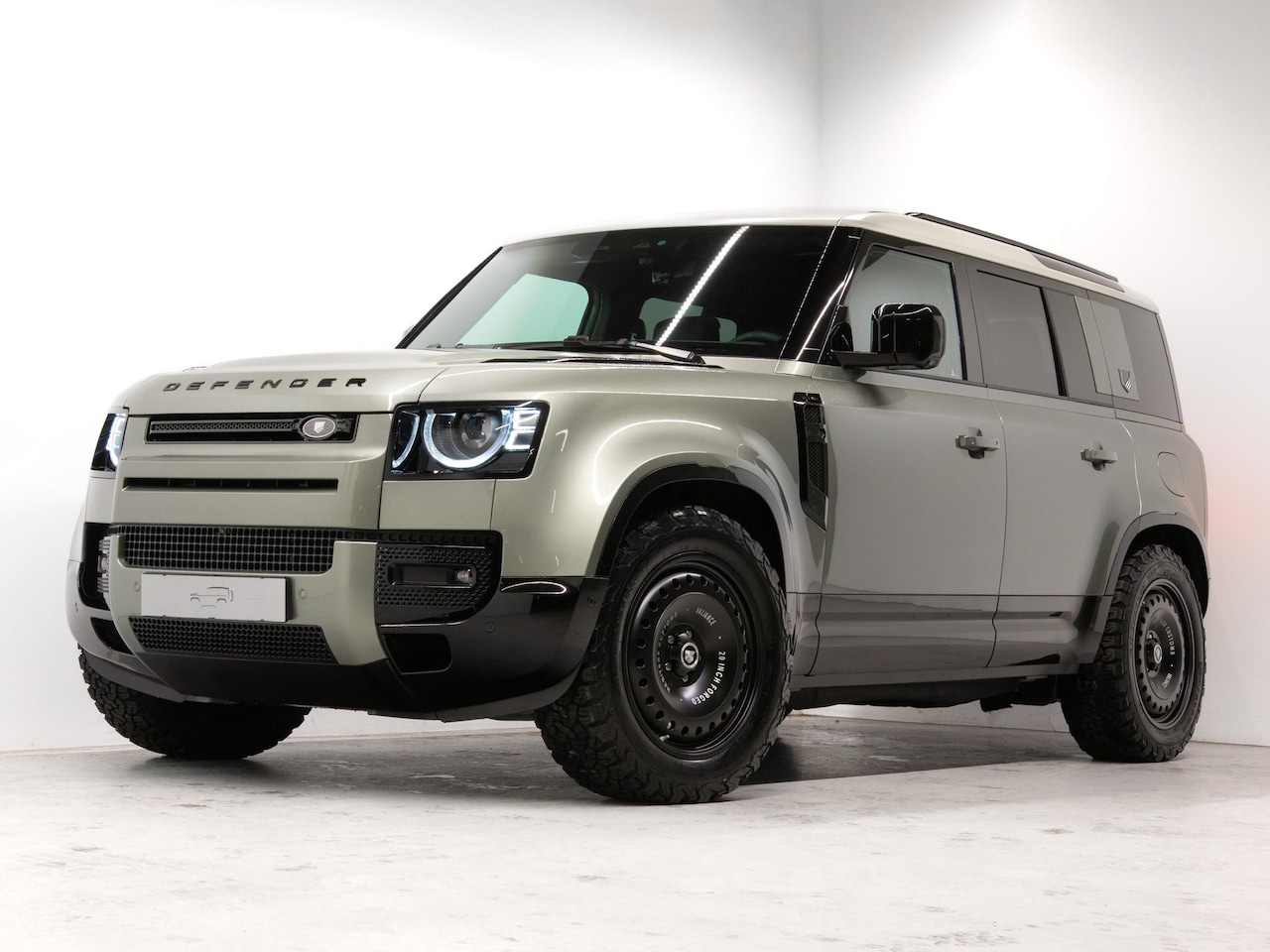 Land Rover Defender 110 - 2.0 P300e 110 X-Dynamic HSE HERITAGE - AutoWereld.nl