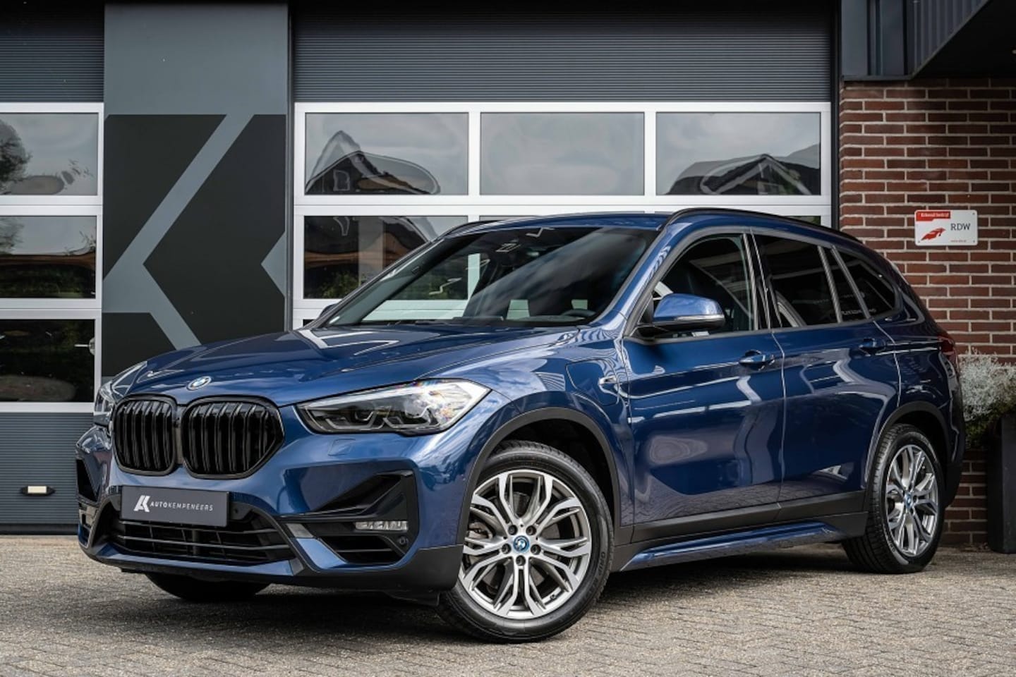 BMW X1 - 25e xDrive Sportline | Stoelverwarming | Keyless | HUD | Camera | Hifi | Stuurverwarming | - AutoWereld.nl