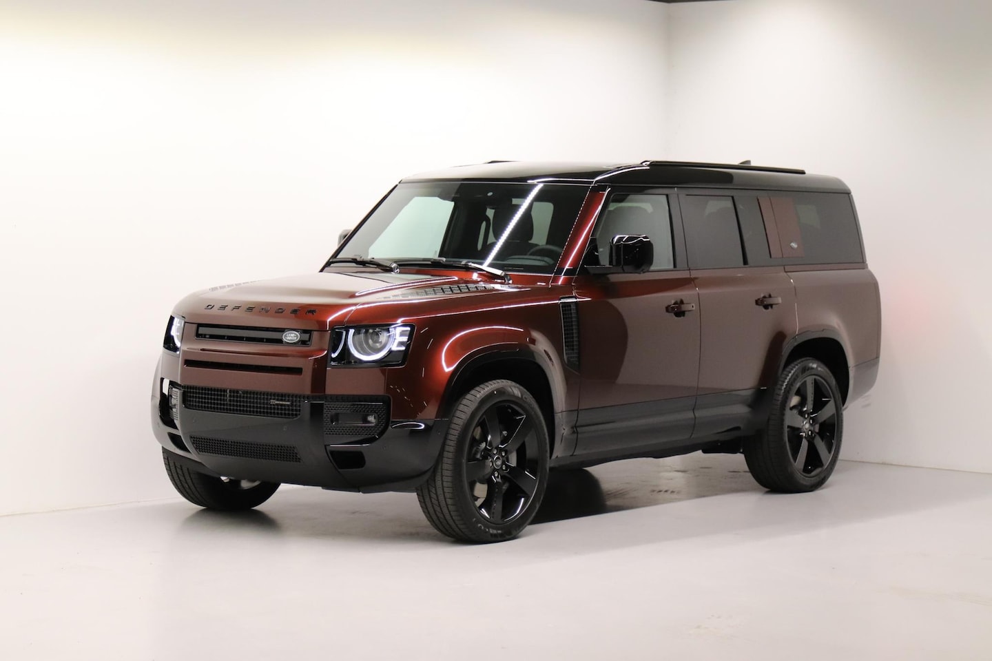 Land Rover Defender 110 - D250 130 X-Dynamic SE - AutoWereld.nl