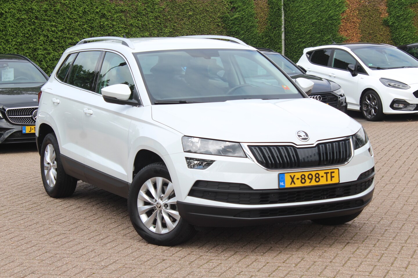 Skoda Karoq - 1.0 TSI Business Edition / Trekhaak / Camera / Navigatie / Keyless / 16'' / Stoelverwarmin - AutoWereld.nl