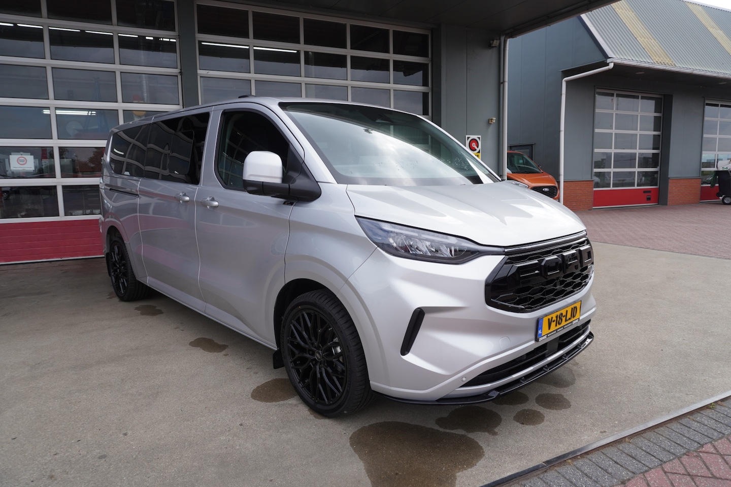 Ford Transit Custom - 320L 2.0 TDCI 170PK L2H1 Limited DubbelCabine Automaat Schuifdeur L/R Nr. V072 | Trekhaak - AutoWereld.nl