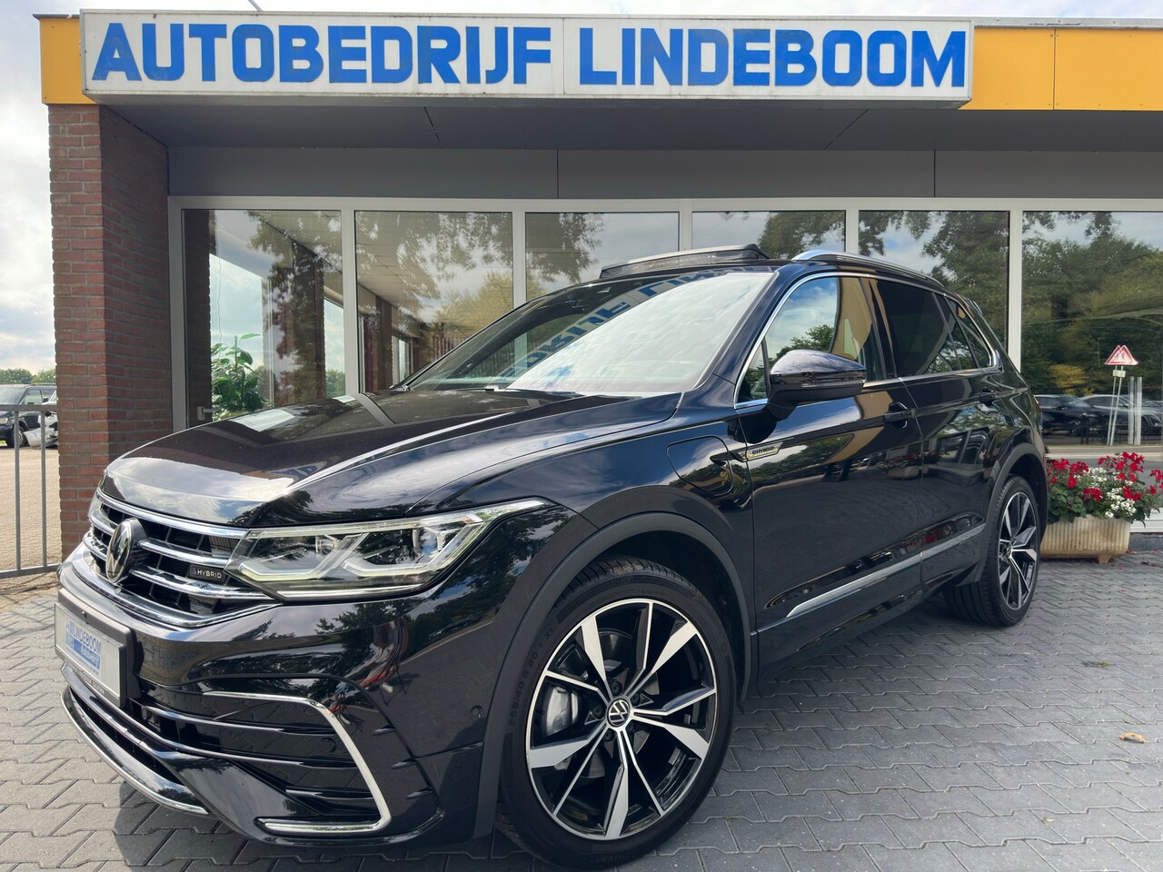 Volkswagen Tiguan - 1.4 TSI eHybrid R-Line Panoramadak Memory seat - AutoWereld.nl