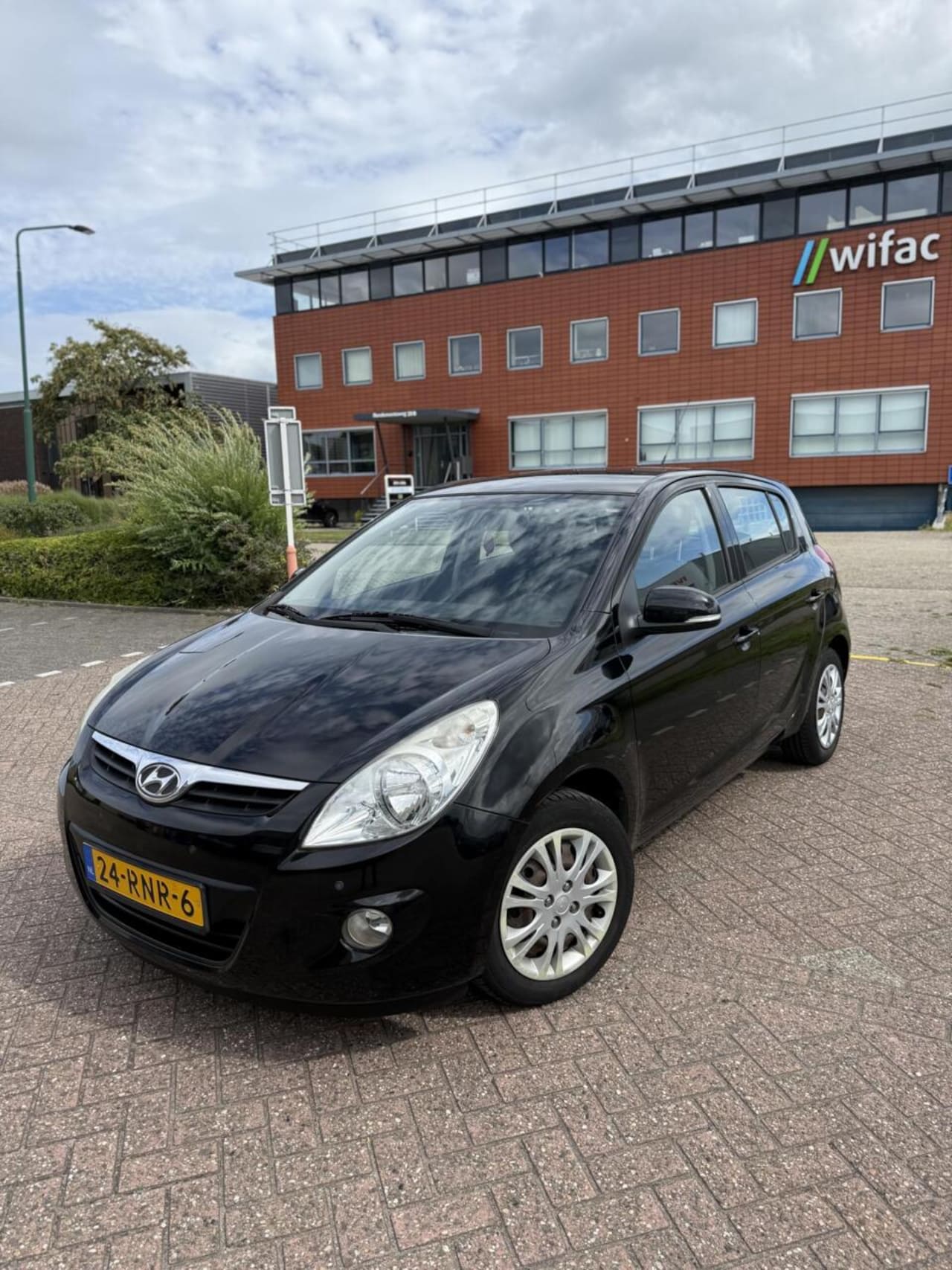 Hyundai i20 - 1.2i 2011 5-deurs Parkeersensoren Airco AUX - AutoWereld.nl
