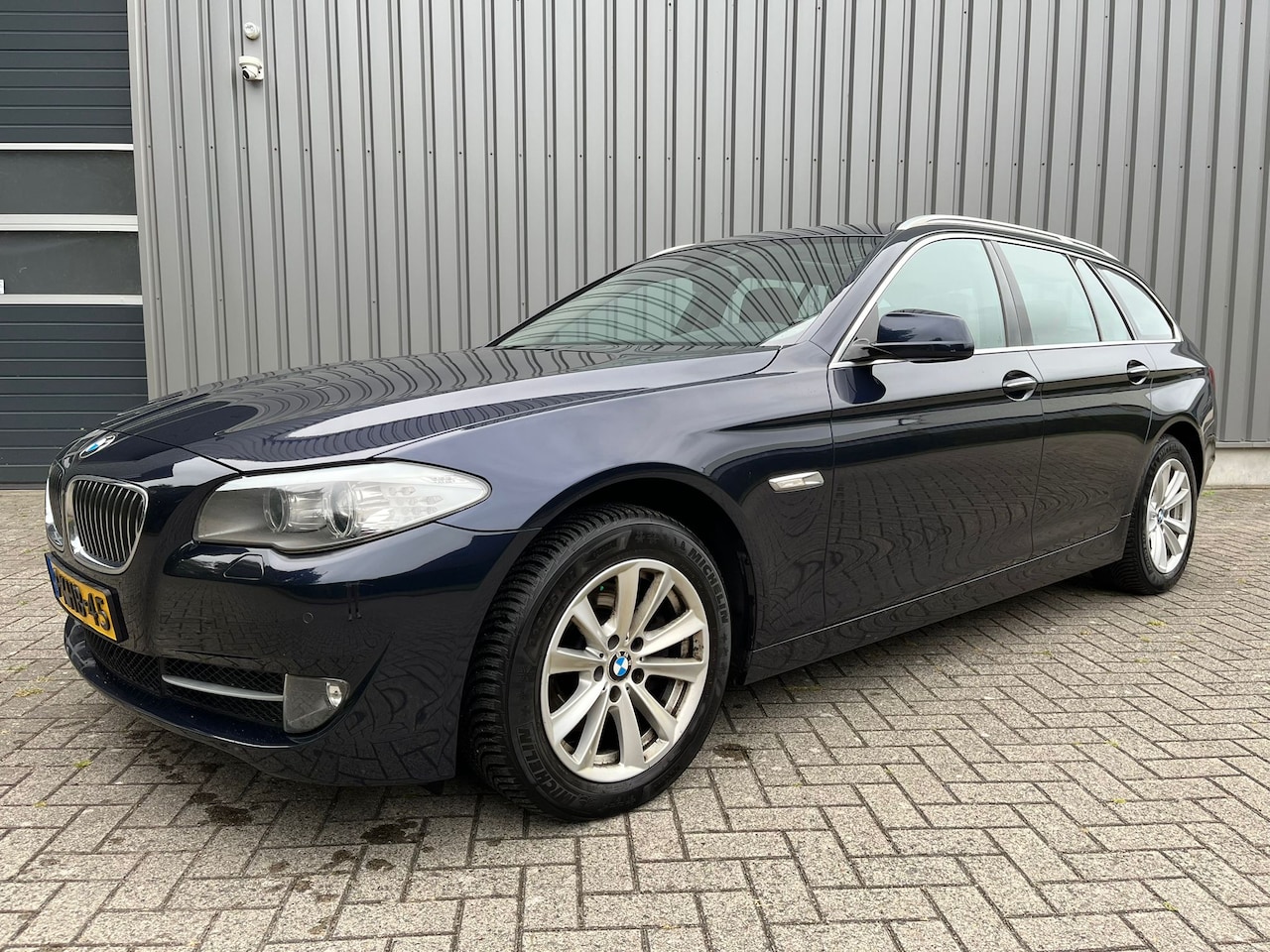 BMW 5-serie Touring - 520i High Executive Leder, Luchtvering, trekhaak - AutoWereld.nl