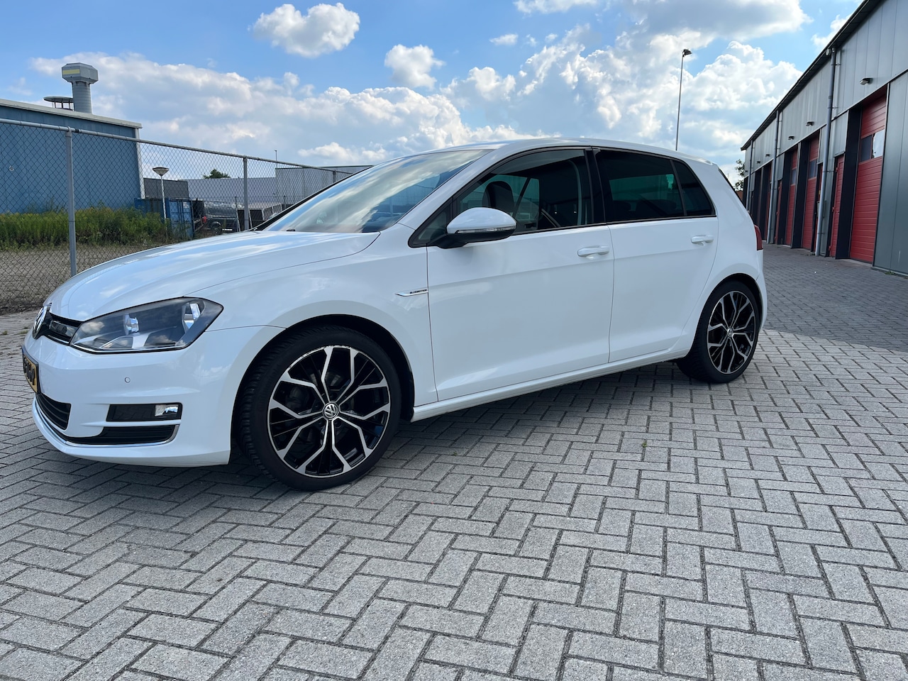 Volkswagen Golf - 1.0 TSI Comfortline Climate Control Afneembare Trekhaak Navigatie Parkeersensoren - AutoWereld.nl