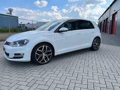 Volkswagen Golf - 1.0 TSI Comfortline Climate Control Afneembare Trekhaak Navigatie Parkeersensoren