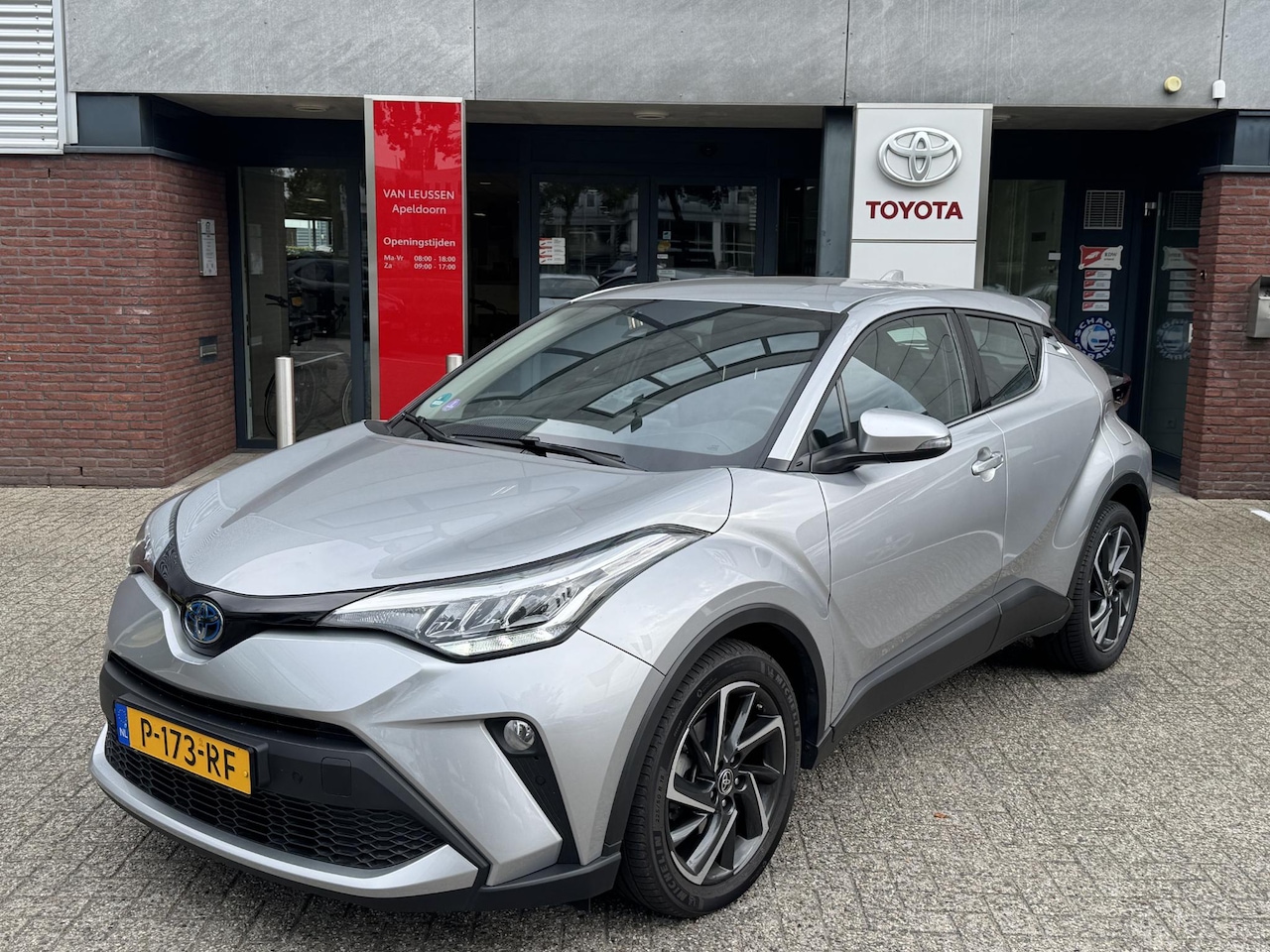 Toyota C-HR - 2.0 Hybrid DYNAMIC 18'' LM-VELGEN KEYLESS LED NAVI PARK-SENSOREN CAMERA BLIND SPOT APPLE/A - AutoWereld.nl