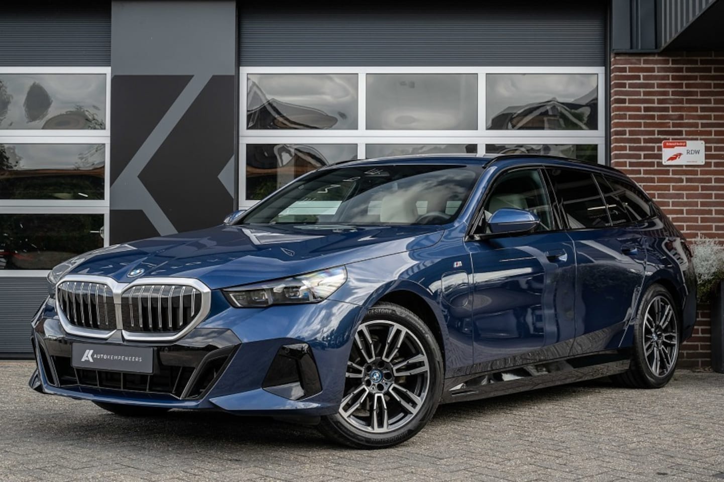 BMW 5-serie Touring - 530e xDrive M Sport | Driving Ass. Plus | Keyless | Leder | H/K | Camera | Trekhaak | Adap - AutoWereld.nl
