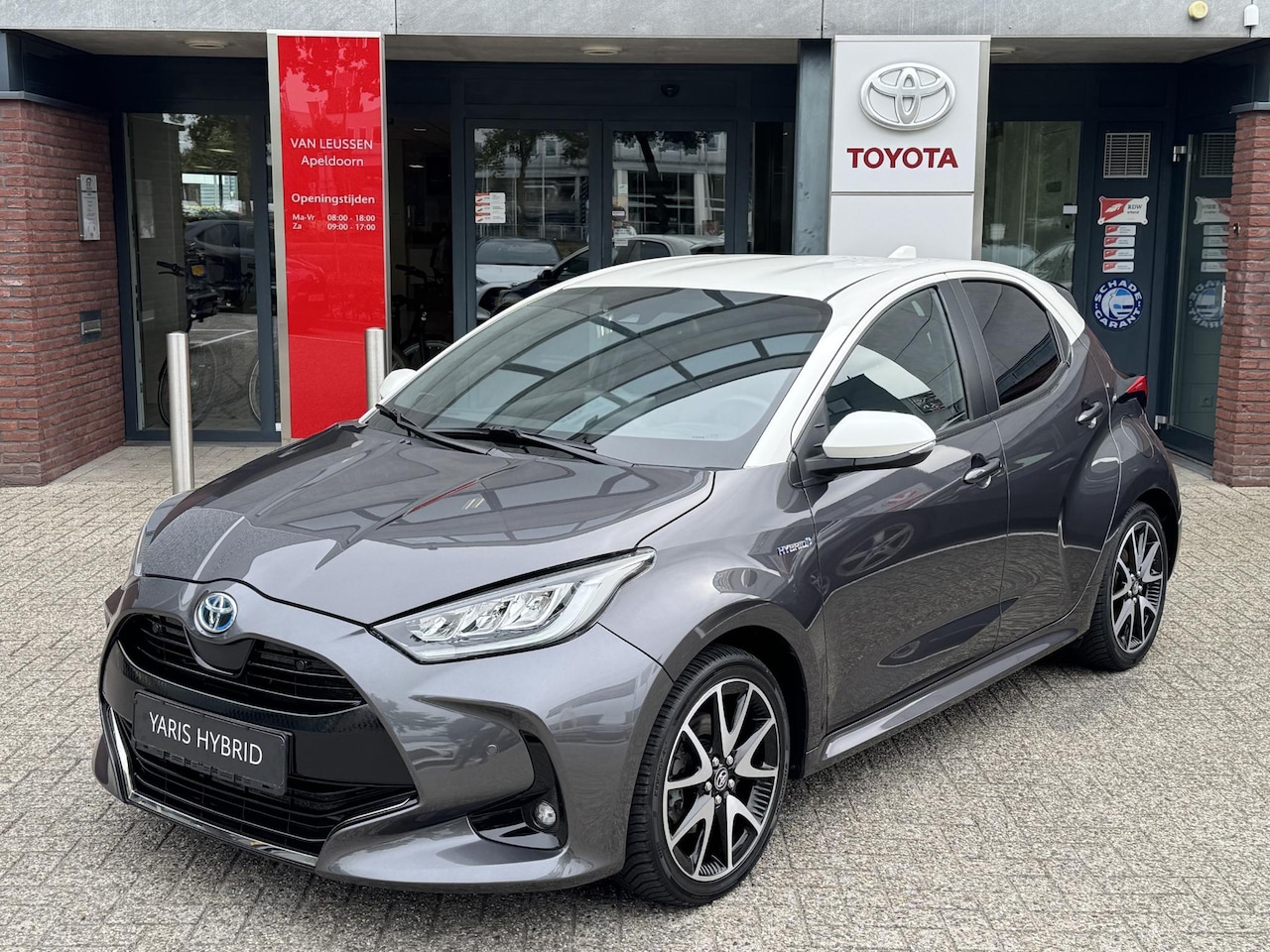 Toyota Yaris - 1.5 Hybrid LAUNCH EDITION BI-TONE HEAD-UP STOELVERW BLIND SPOT 17'' LM-VELGEN PARK-SENSORE - AutoWereld.nl