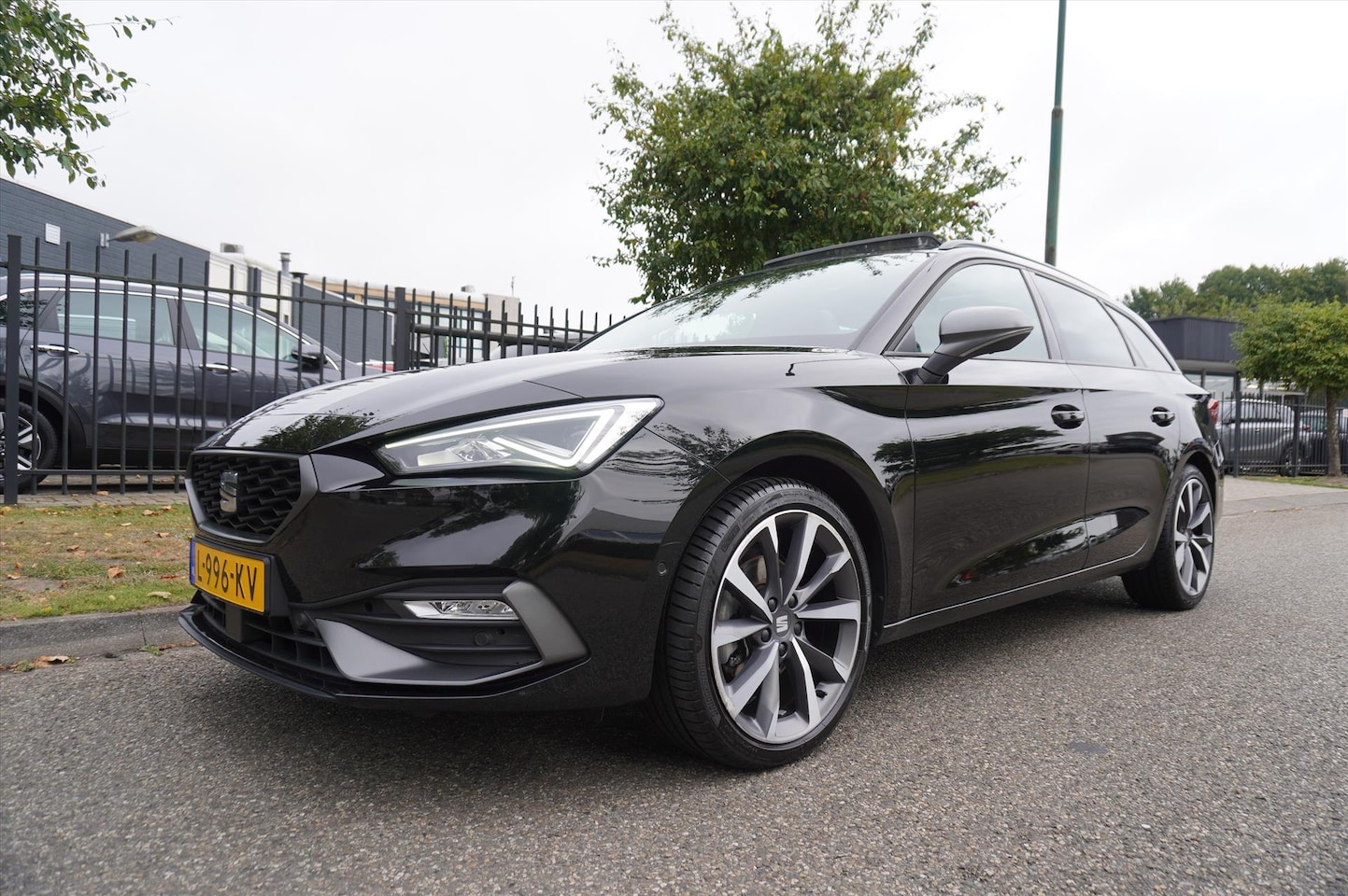 SEAT Leon Sportstourer - 1.5 TSI 150pk FR Business Intense Plus Beats Audio P-dak T-haak - AutoWereld.nl