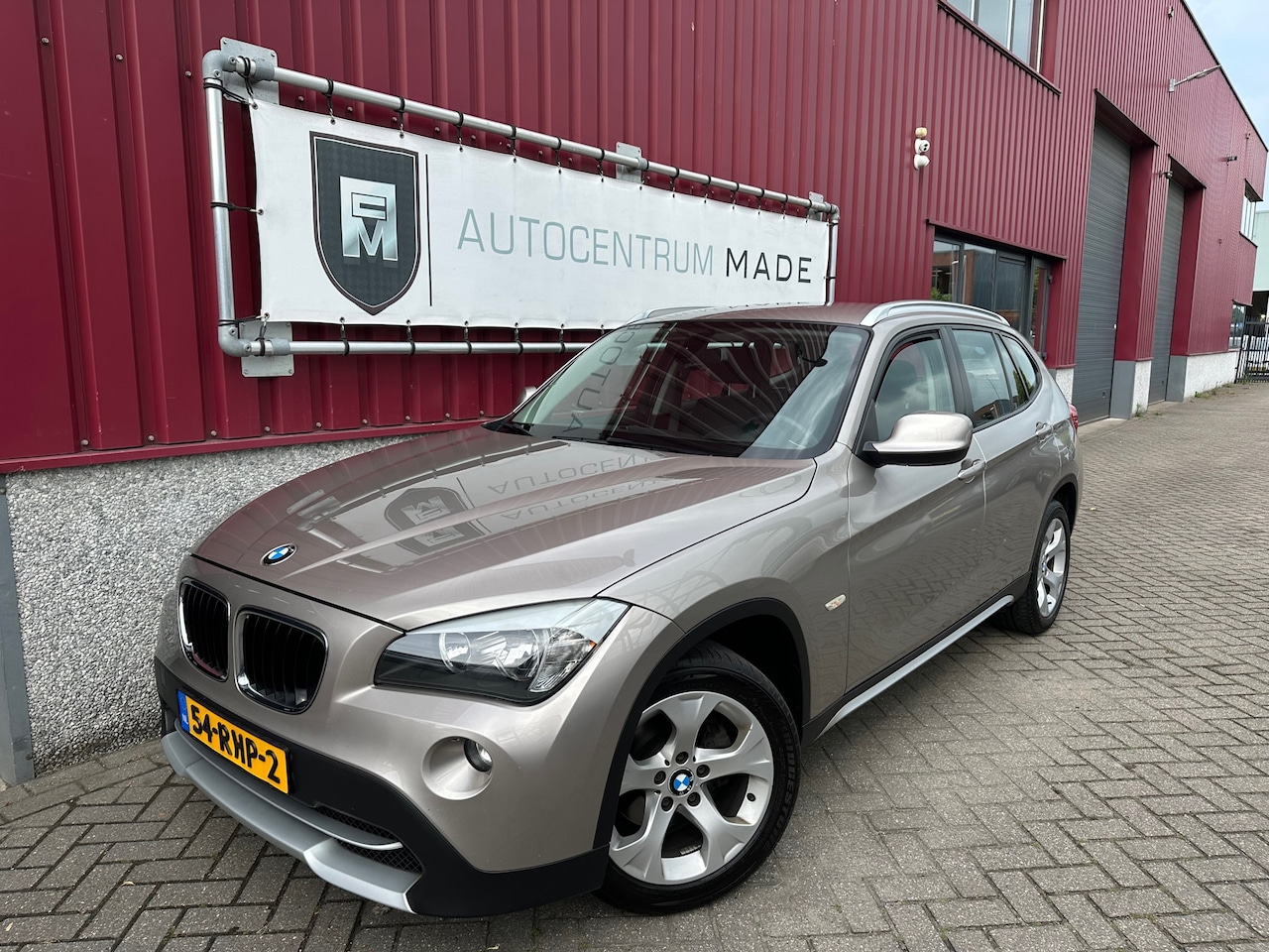 BMW X1 - SDrive18i Executive // Navi // Cruise control // PDC // Trekhaak - AutoWereld.nl