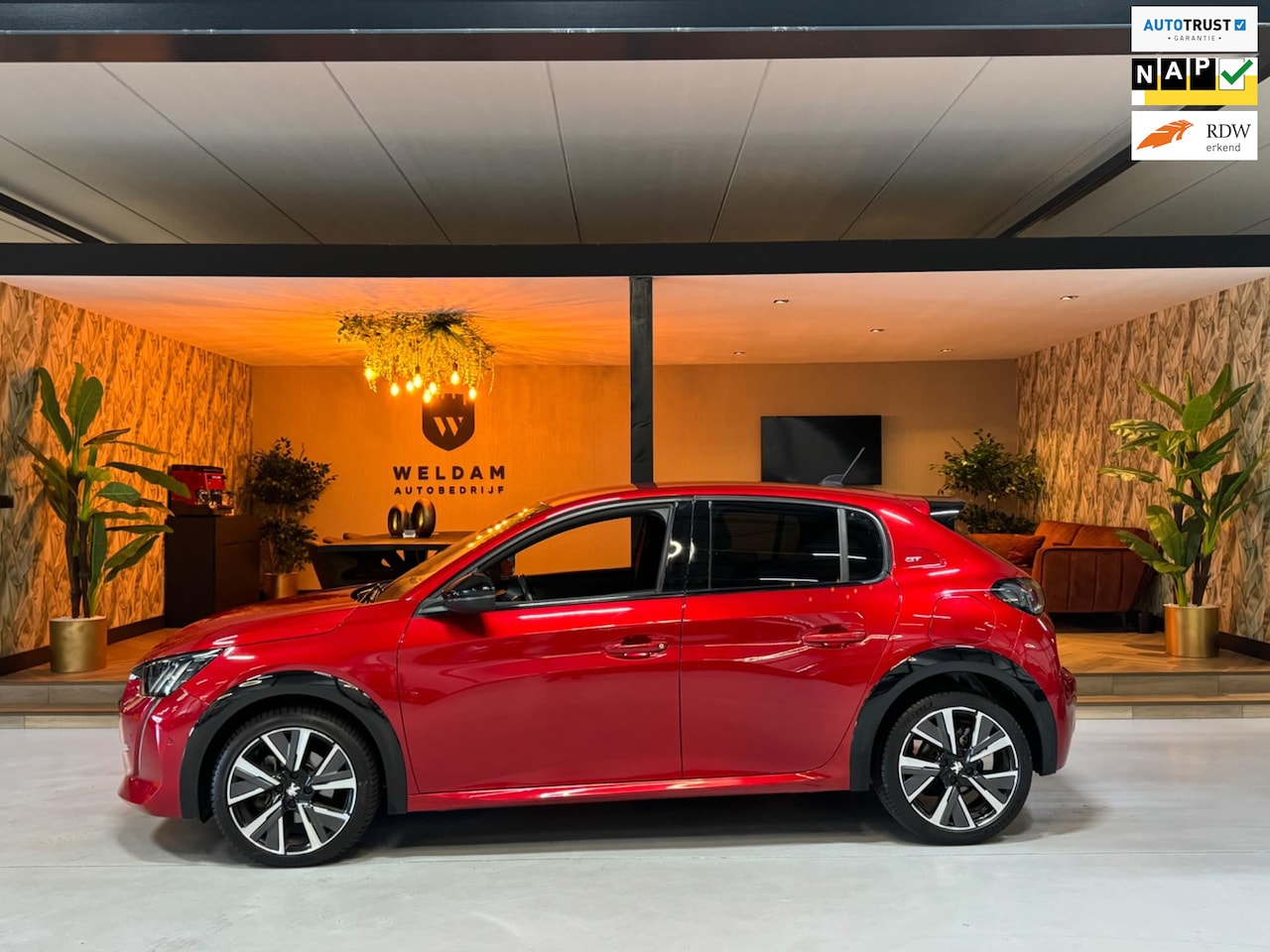 Peugeot 208 - 1.2 PureTech GT Garantie CarPlay 360 Camera Cruise Sfeer Blindspot Lane LED Clima Navi Rij - AutoWereld.nl