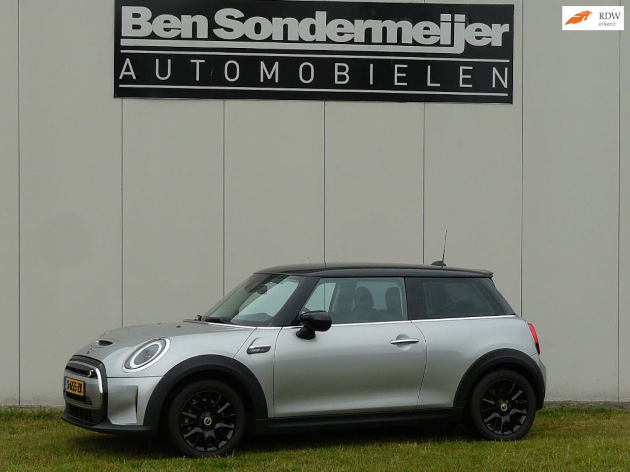 MINI Mini-Electric - Classic 33 kWh 9200 km in nieuwstaat Nederlandse auto - AutoWereld.nl