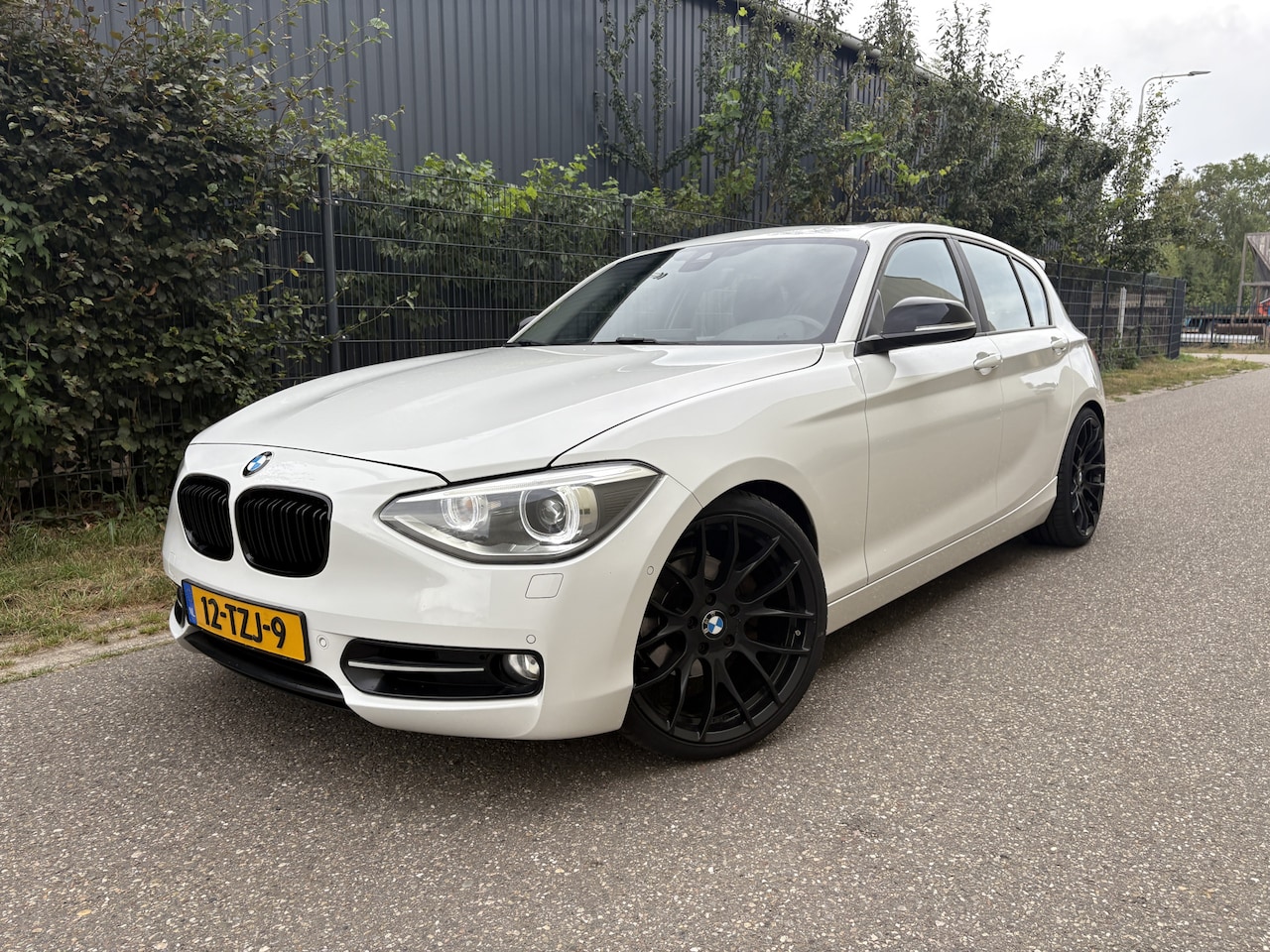 BMW 1-serie - 118i Business+ / AUTOMAAT / LEER / NAVI / SCHUIFDAK / CRUISE / STOELVERWARMING - AutoWereld.nl