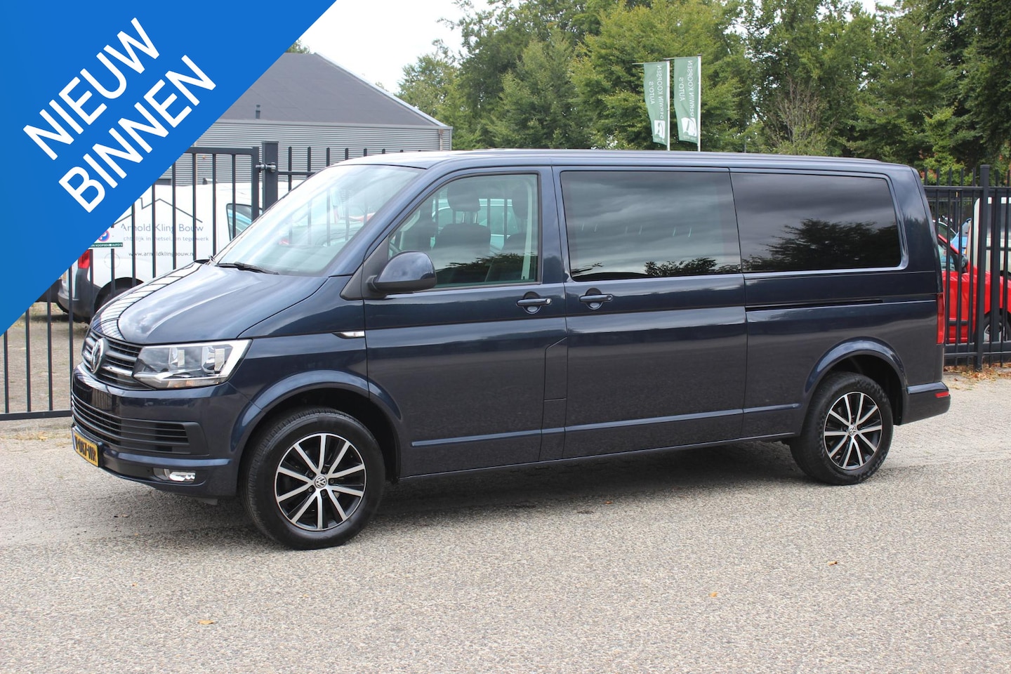 Volkswagen Transporter - 2.0 TDI L2H1 DC Highline 2x schuifdeur, Automaat - AutoWereld.nl