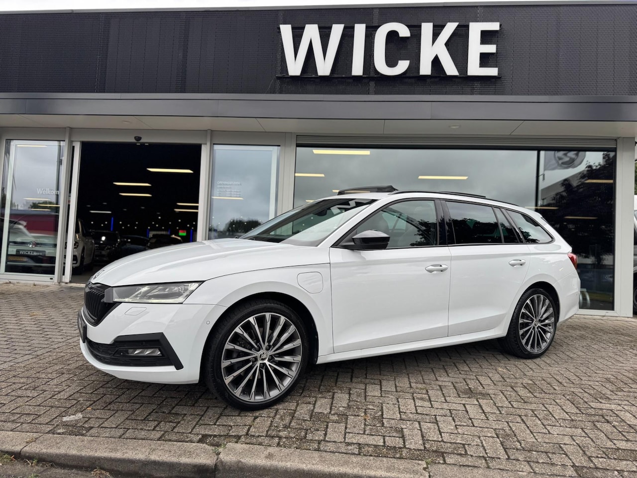 Skoda Octavia Combi - 1.4 TSI iV PHEV Sport Panorama Memory Camera VOL ! - AutoWereld.nl