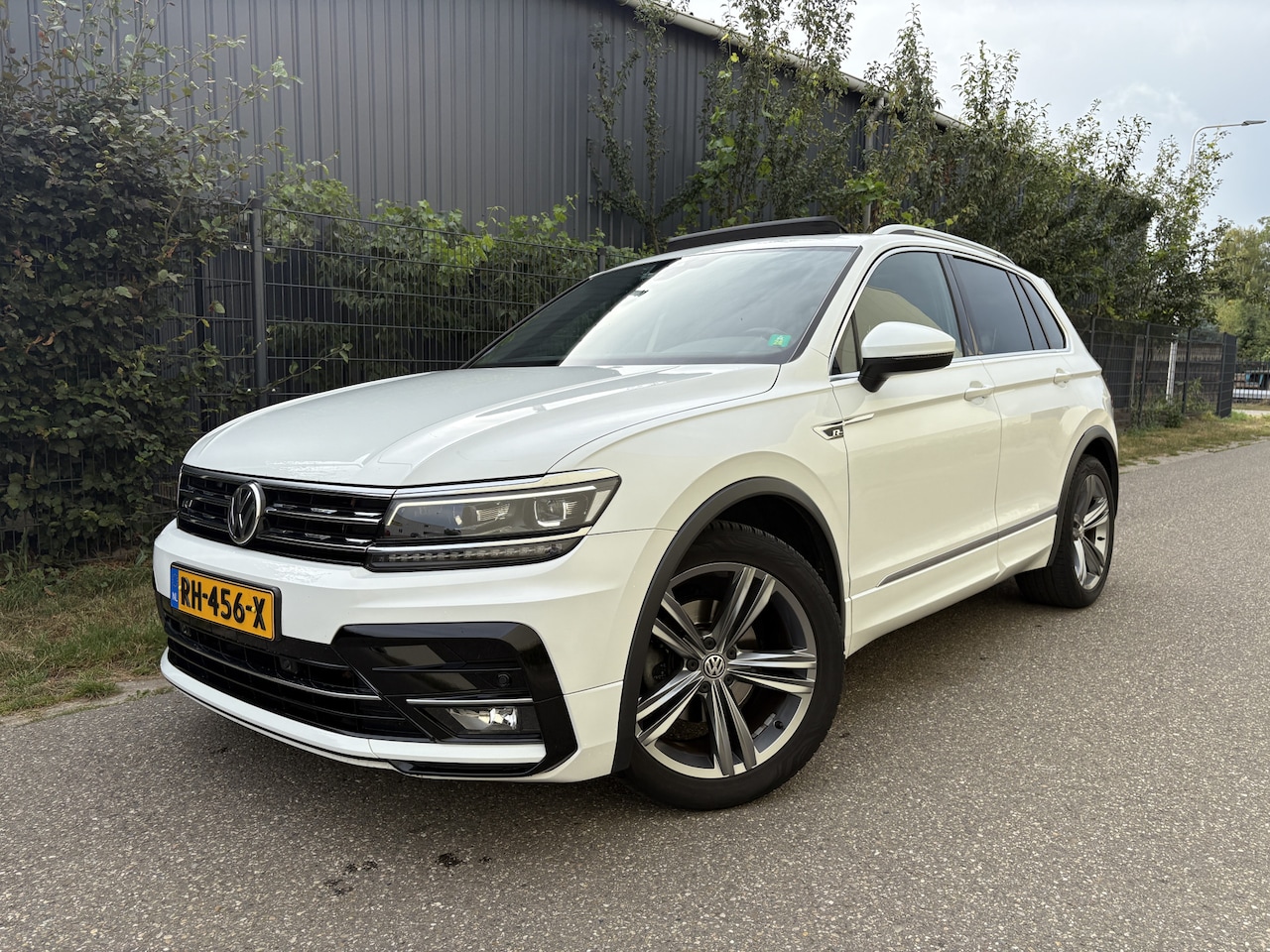 Volkswagen Tiguan - 1.4 TSI Comfortline Business R / R-LINE / PANORAMADAK / CRUISE / STOELVERWARMING - AutoWereld.nl