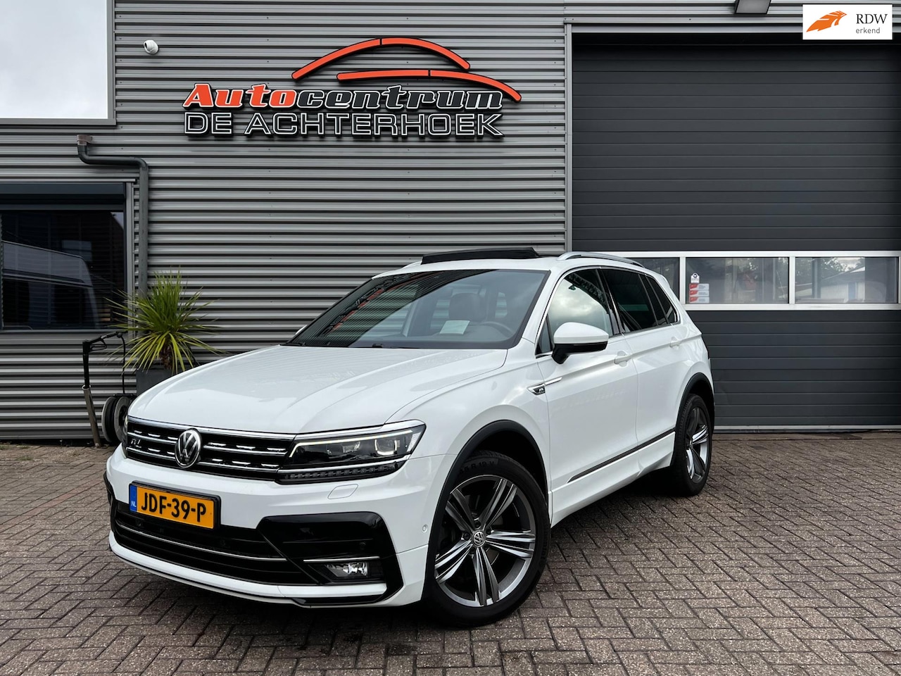 Volkswagen Tiguan - 2.0 TSI 4Motion Highline R-Line | PANO | Trekhaak | LED | Head Up - AutoWereld.nl
