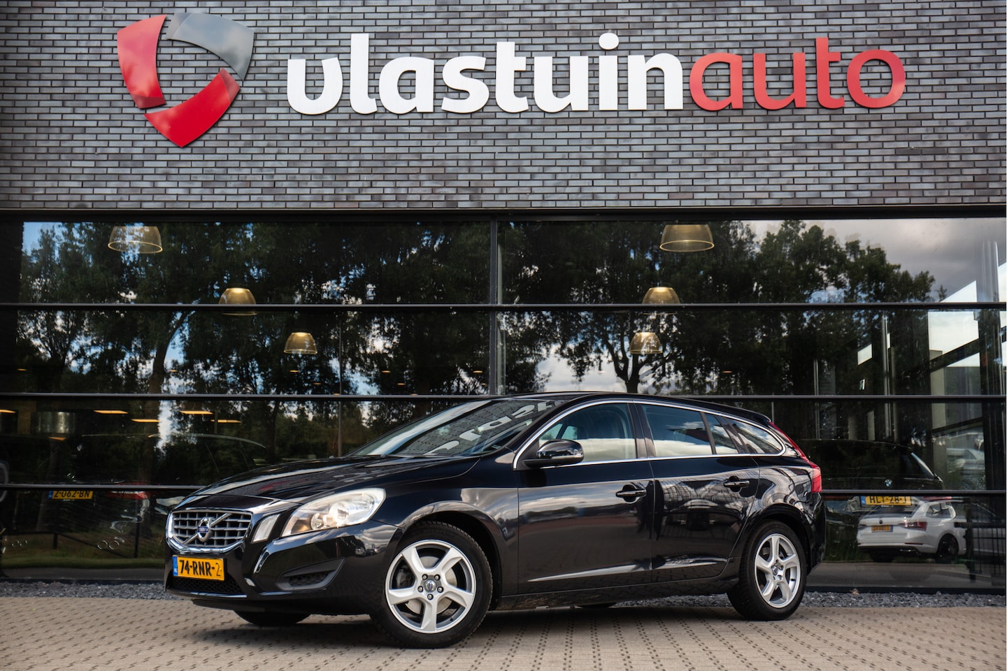 Volvo V60 - 1.6 T3 Momentum 1.6 T3 Momentum , Trekhaak, Navigatie, - AutoWereld.nl