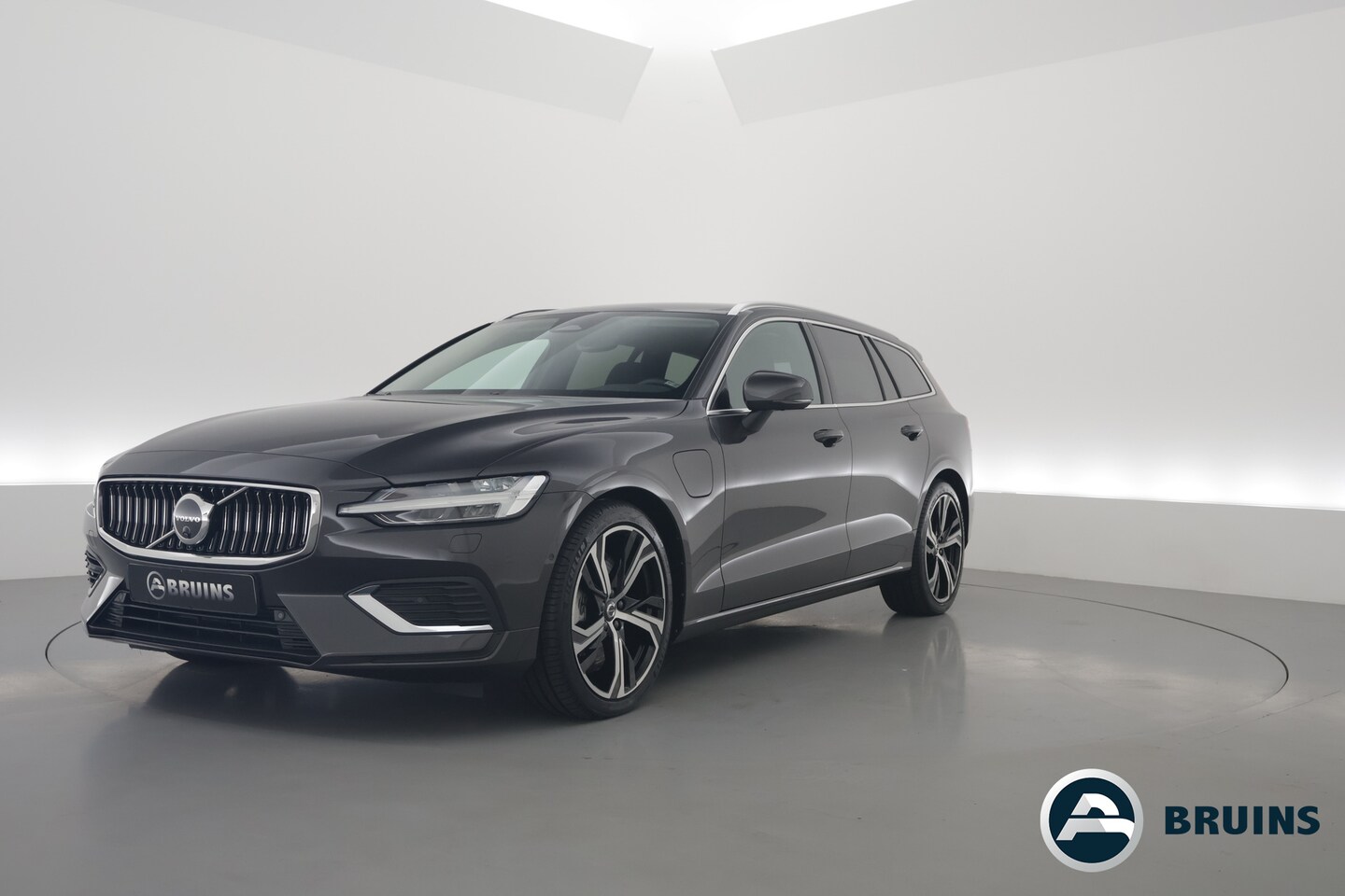 Volvo V60 - 2.0 T6 Plug-in hybrid AWD Plus Bright | H&K Audio | 360 camera | ACC | Blis | 4x stoel + s - AutoWereld.nl