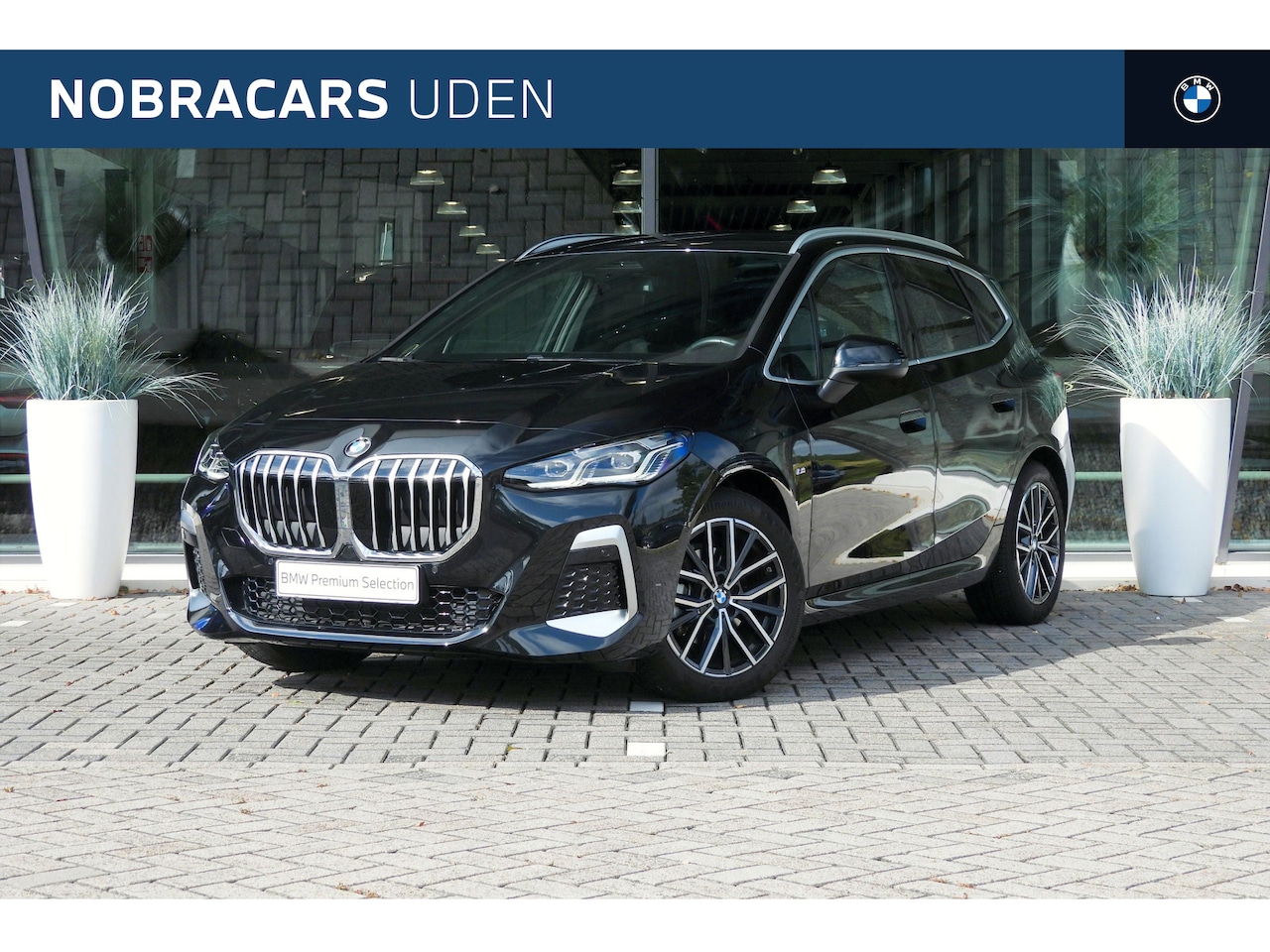 BMW 2-serie Active Tourer - 218i M Sport Automaat / Trekhaak / Sportstoelen / Achteruitrijcamera / M Adaptief onderste - AutoWereld.nl
