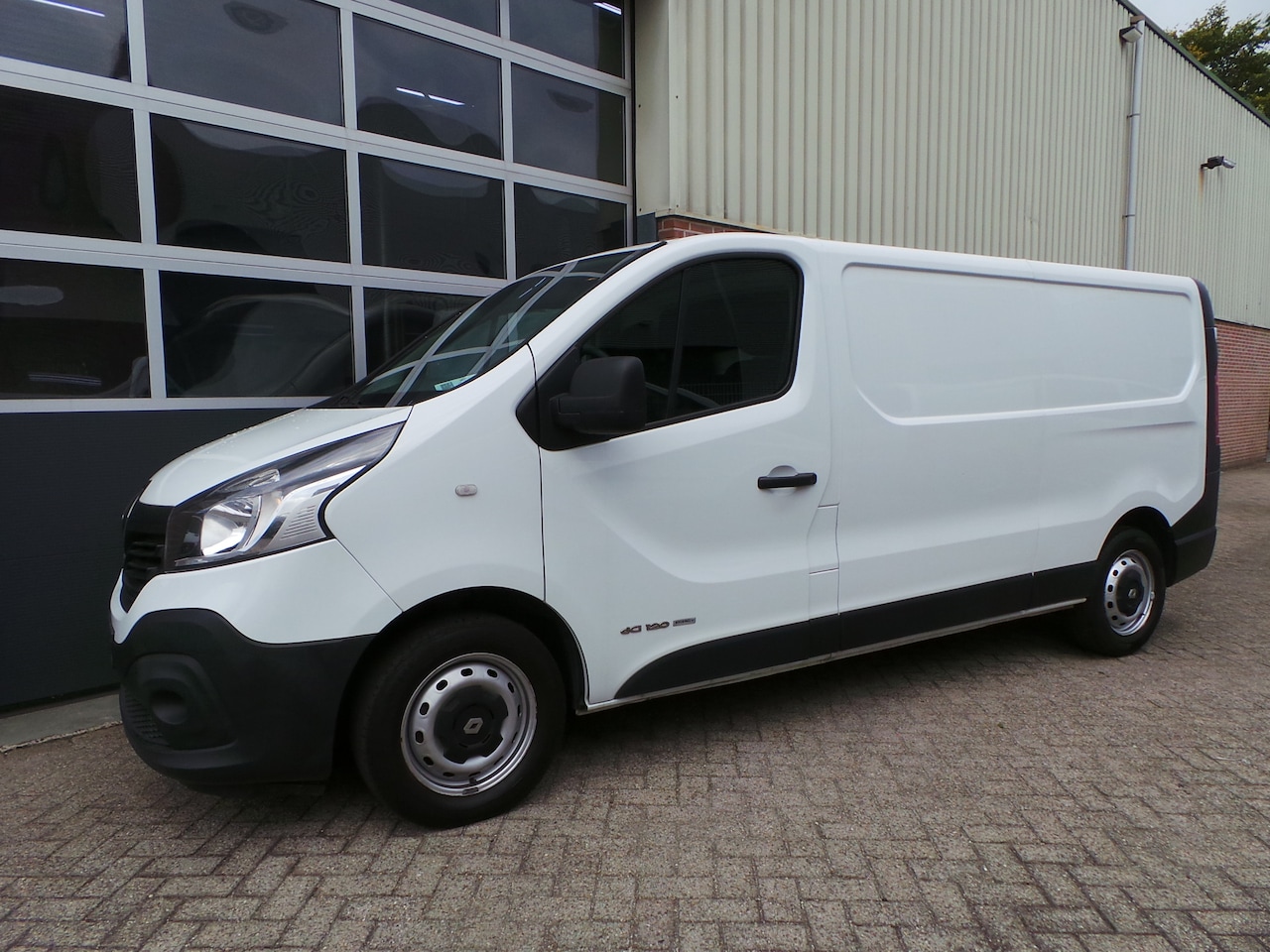 Renault Trafic - 1.6 dCi T29 L2H1 120pk Airco,Cruise,navi,Pdc,Trekh 3 persoons - AutoWereld.nl