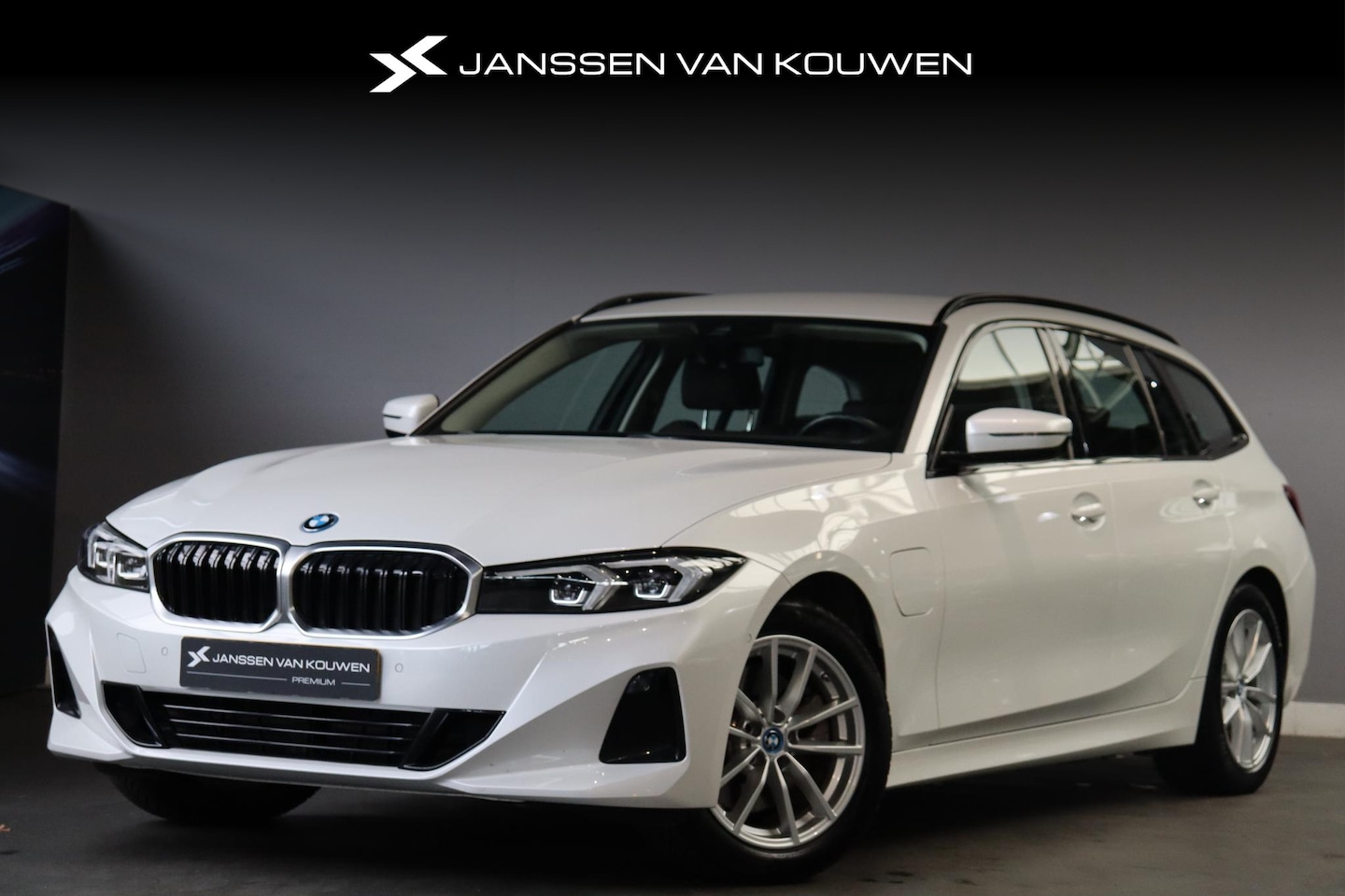 BMW 3-serie Touring - 320e Facelift Lederen Sportstoelen LED Koplampen Navi Live Cockpit Plus - AutoWereld.nl