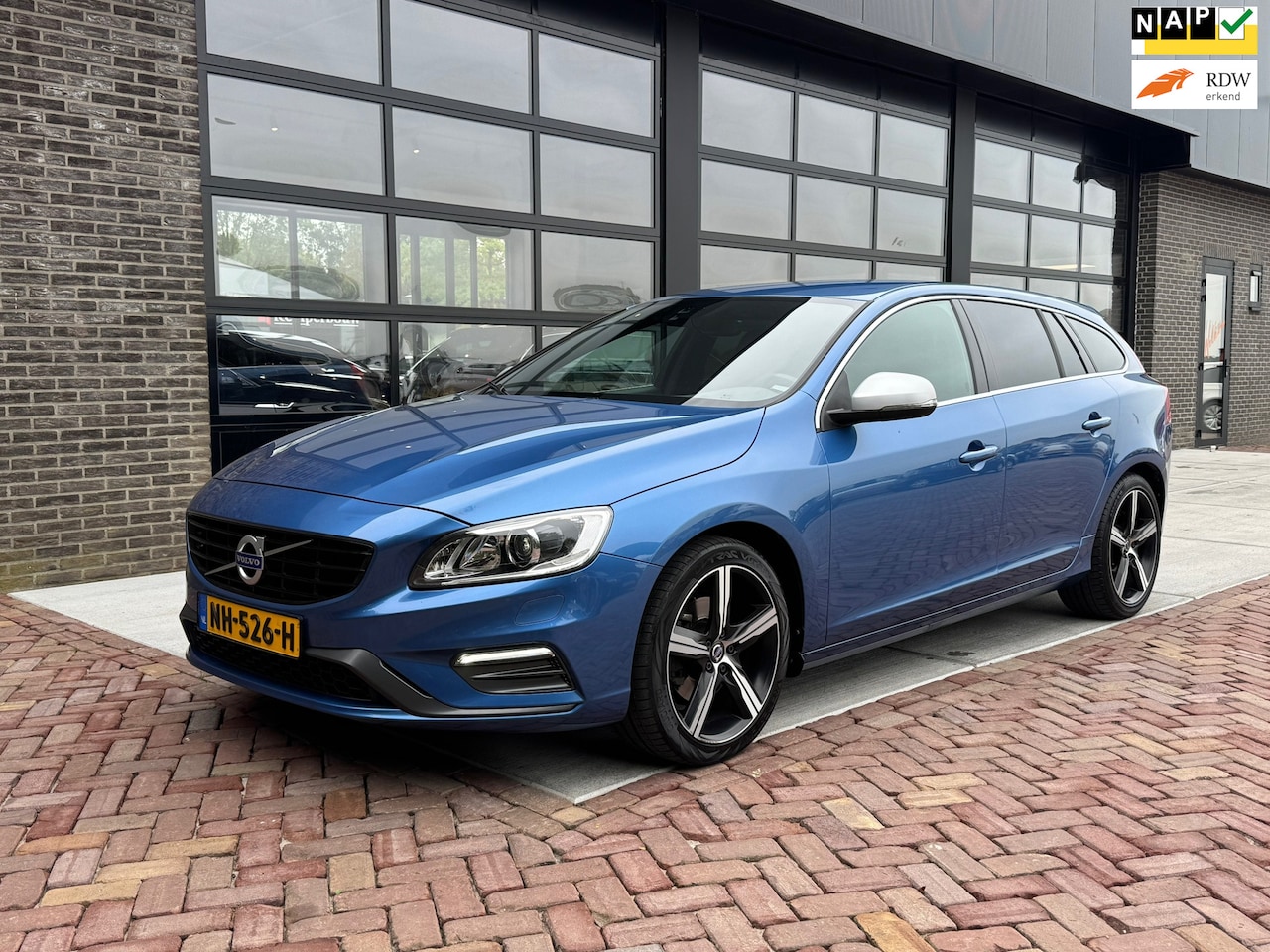Volvo V60 - 2.0 T3 Nordic+ | R-Design | 1/2 Leer | Xenon | Navi | - AutoWereld.nl