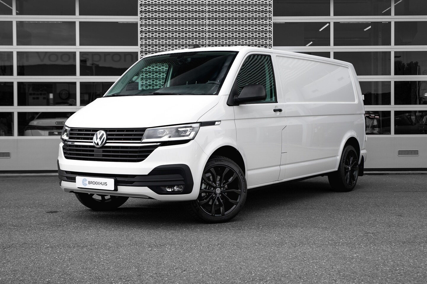 Volkswagen Transporter - Highline | DSG 150pk | 18 " | Led | Adaptive Cruise | Trekhaak | Camera | Standkachel | St - AutoWereld.nl