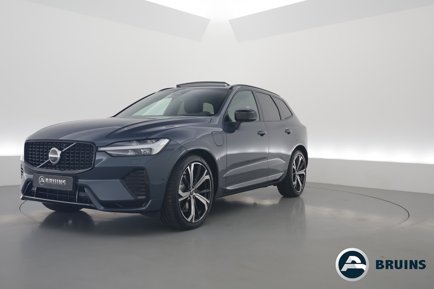 Volvo XC60 - 2.0 T6 Plug-in hybrid AWD Plus Dark | Luchtvering | Head-up | 360 camera | H&K Audio |  21 - AutoWereld.nl