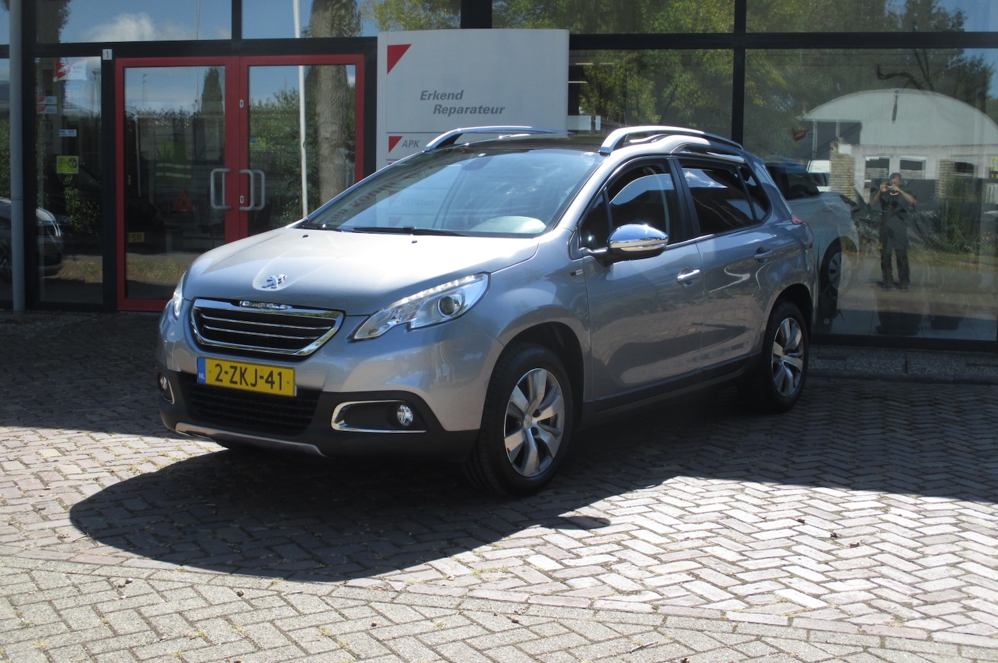 Peugeot 2008 - 1.2 PureTech Style 60kw, Panorama dak, LM wielen, Climate control - AutoWereld.nl