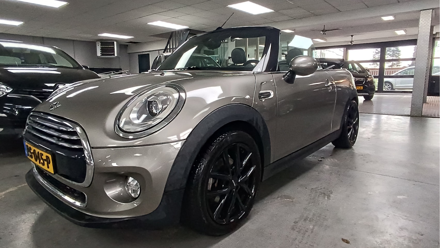 MINI Cabrio - 1.5 Cooper Chili Serious Business Automaat 94285 Km navi Pdc - AutoWereld.nl