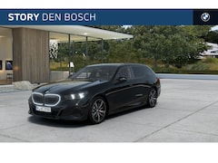 BMW 5-serie Touring - 530e M Sport Automaat / Panoramadak / Trekhaak / Adaptieve LED / Comfort Access / Parking