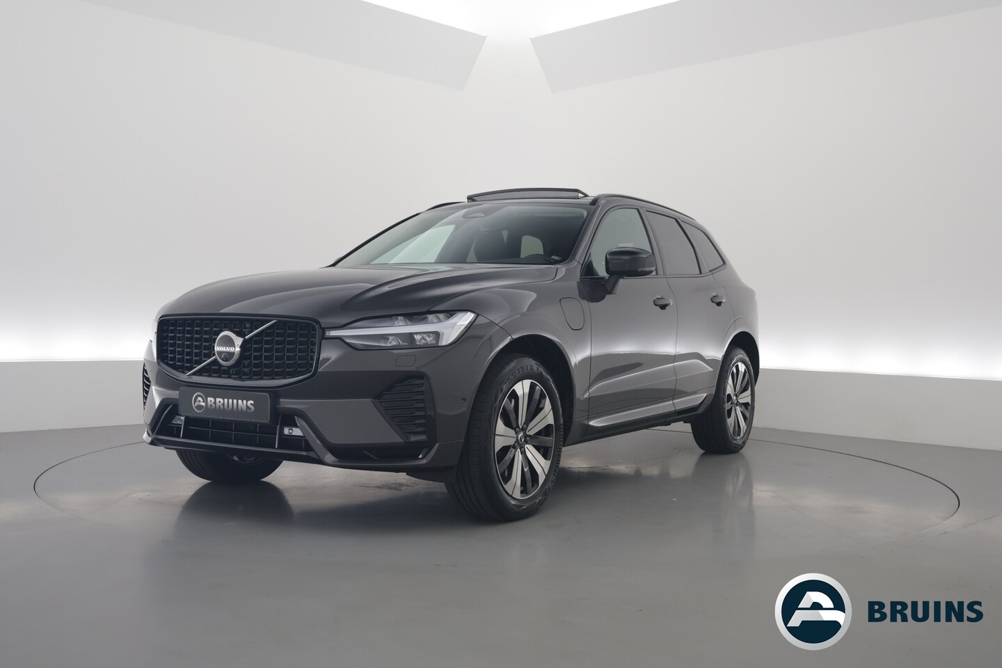 Volvo XC60 - 2.0 T6 Plug-in hybrid AWD Plus Dark Pano-dak | Trekhaak | 360 camera | H&K Audio | Blis | - AutoWereld.nl