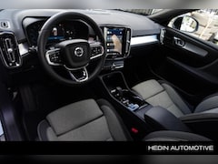 Volvo XC40 - 2.0 B4 Plus Dark | Trekhaak | Verwarmbare voorruit | Achteruitrijcamera | Adaptive Cruise