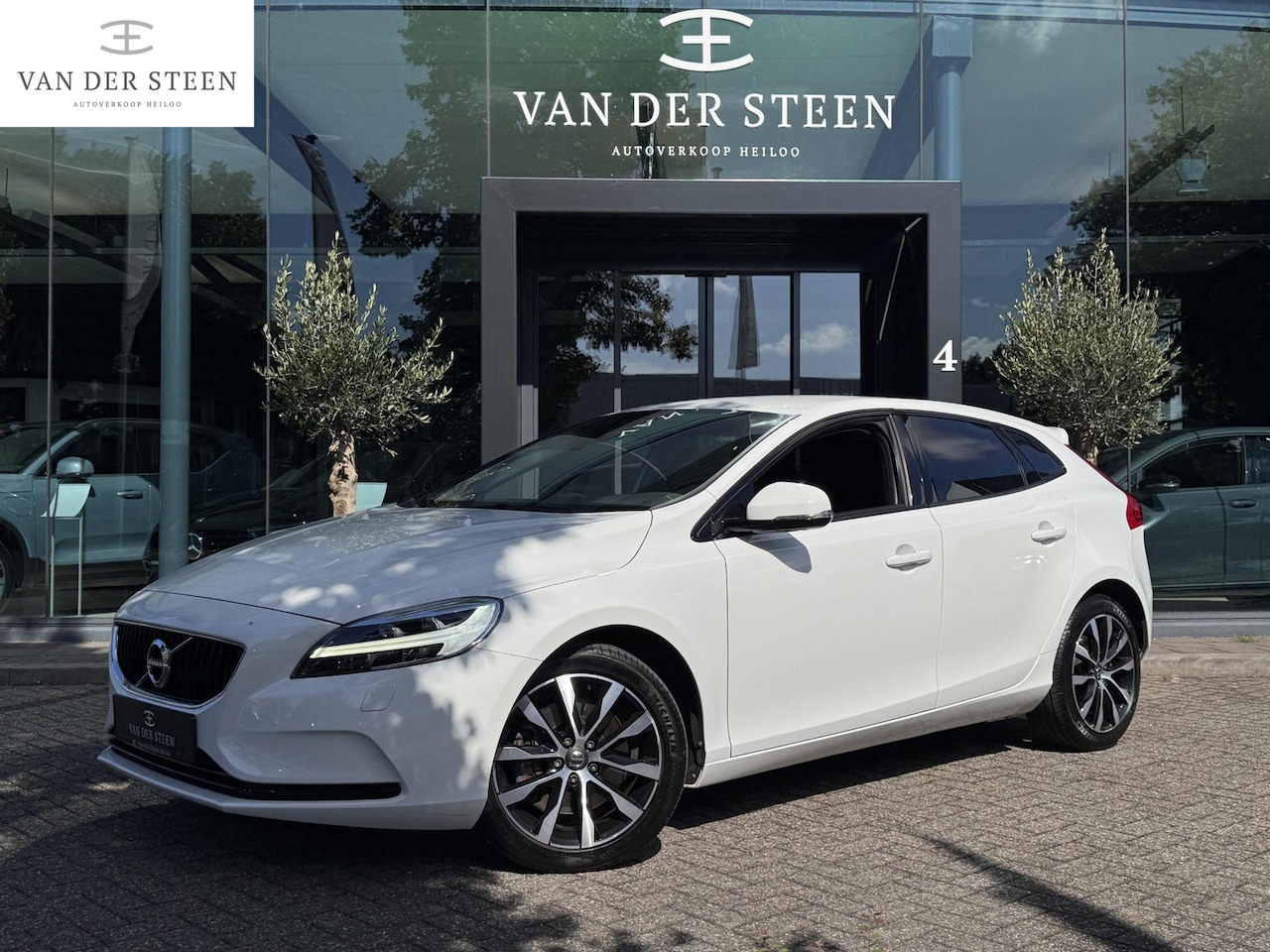 Volvo V40 - 1.5 T3 Momentum Navigatie | Camera | Stoelverwarming - AutoWereld.nl
