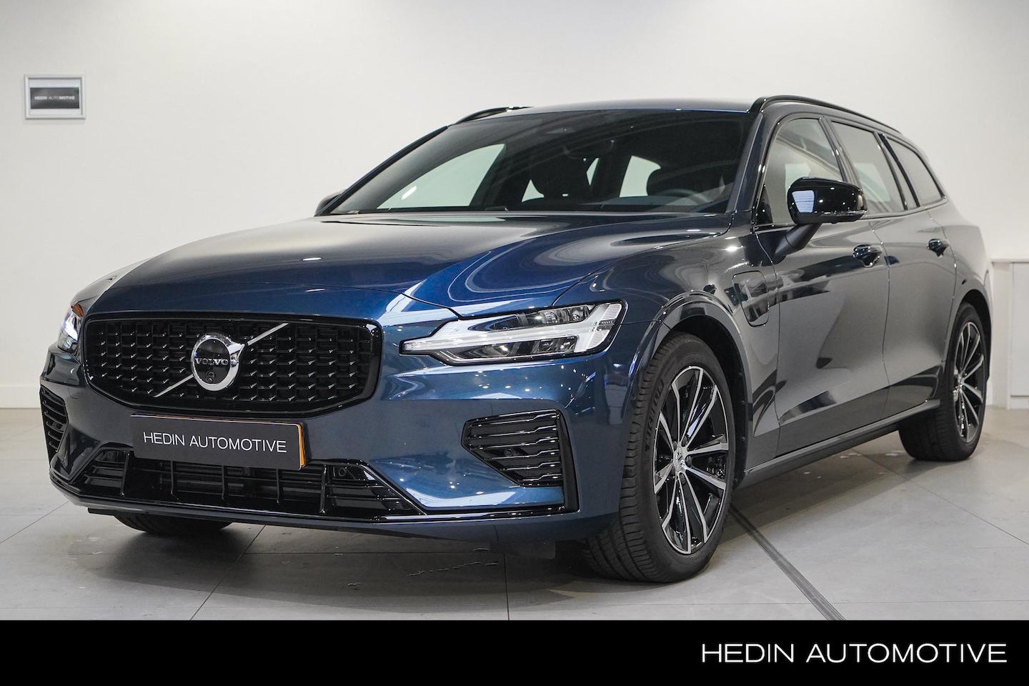 Volvo V60 - 2.0 T6 Plug-in hybrid AWD Plus Dark | Stoelverwarming | Rondomzicht Parkeercamera | Parkee - AutoWereld.nl