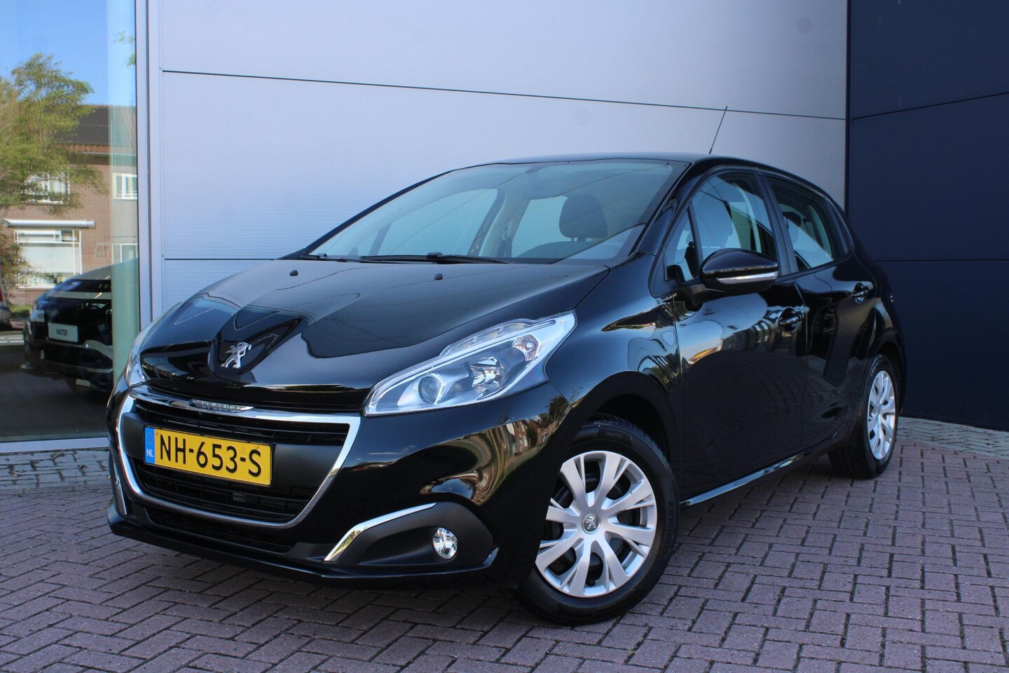 Peugeot 208 - 1.2 PureTech Blue Lion Airco Navi Carplay Trekhaak 15.402km Dealer onderhouden - AutoWereld.nl