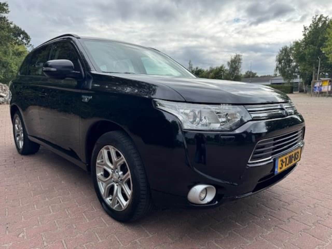Mitsubishi Outlander - 2.0 PHEV INTENSE+/THAAK/HLEER/XENON/NAV/APK - AutoWereld.nl