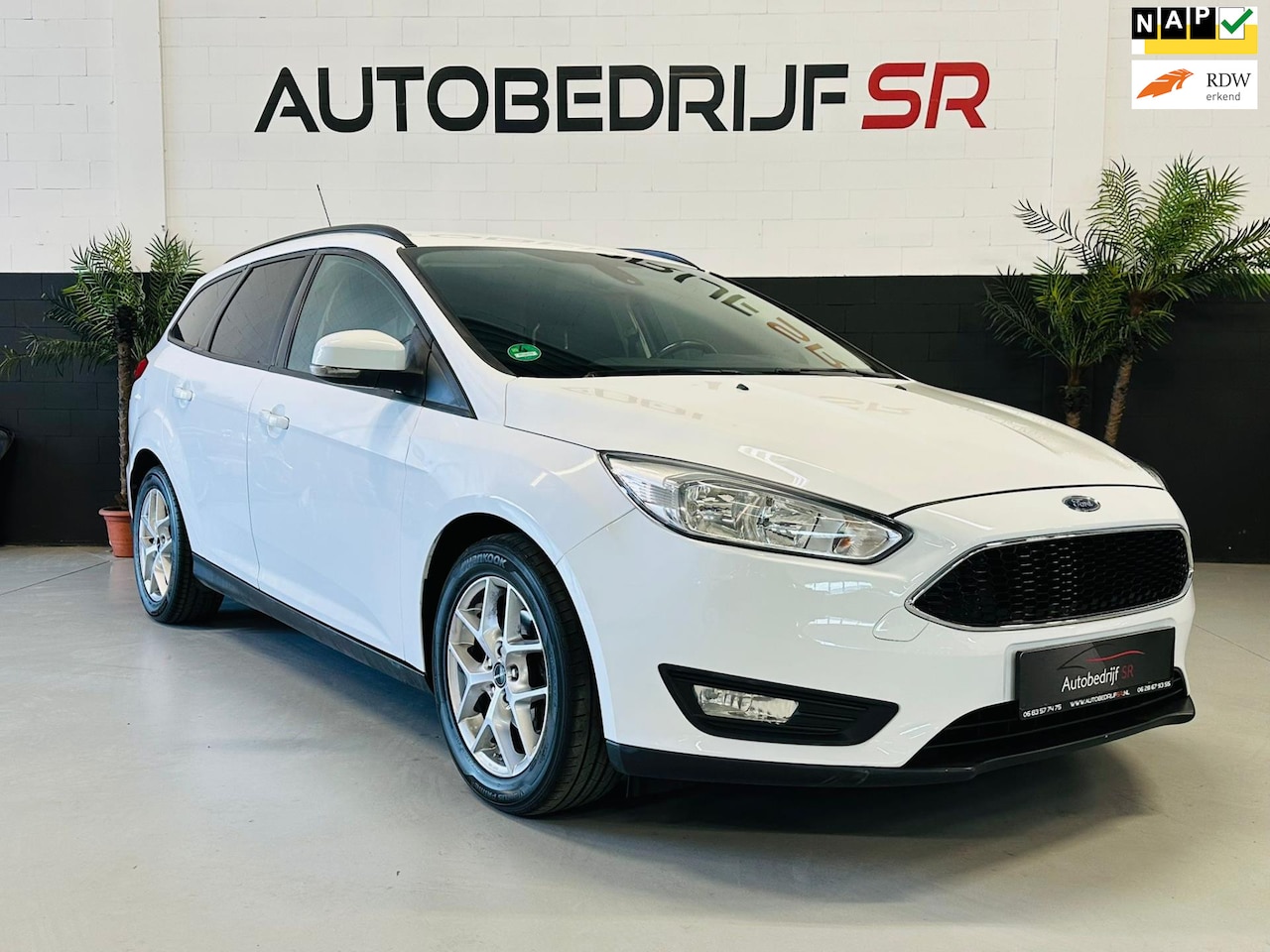 Ford Focus Wagon - 1.0 Titanium Edition Trekhaak! Cruise Controle! PDC! Navigatie! Nieuwe Apk - AutoWereld.nl