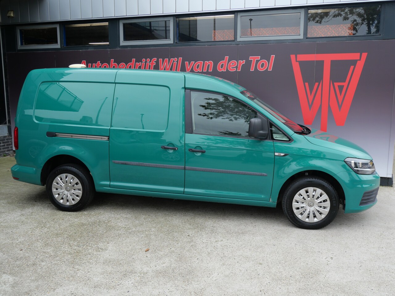 Volkswagen Caddy Maxi - 2.0 TDI HIGHLINE | L2H1 | CRUISE | AIRCO | NAVIGATIE | TREKHAAK | EURO 6!! - AutoWereld.nl