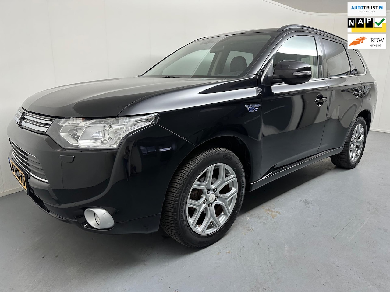 Mitsubishi Outlander - 2.0 PHEV Instyle # Leder # Camera # Trekhaak # Schuifdak # Navi # Cruise # Lmv # Nap - AutoWereld.nl