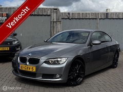BMW 3-serie Coupé - 320i High Executive -NAVI-CARPLAY- *NWE KETTING