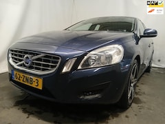 Volvo V60 - 2.0 D4 Momentum - Leer - Clima - Schade