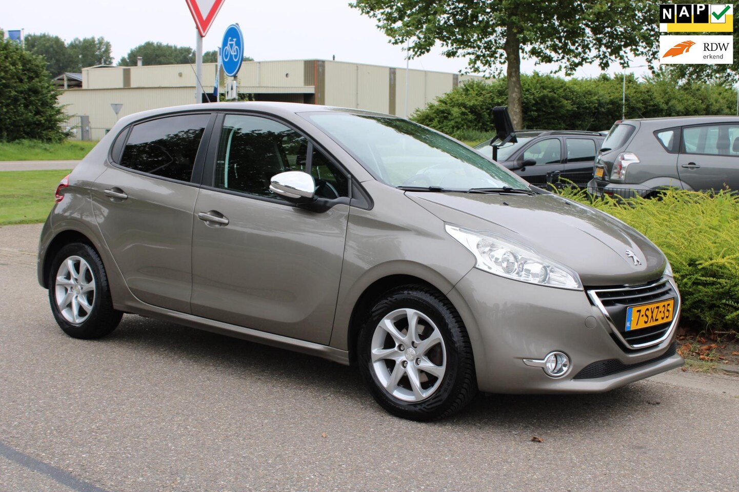 Peugeot 208 - 1.2 VTi 5-DEURS OXYGO-uitv/CLIMA AIRCO/ISOFIX/CRUISE CONTROL/NAVIGATIE/LED/TREKHAAK/LM-VEL - AutoWereld.nl