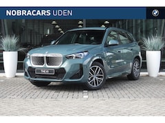 BMW iX1 - eDrive20 M Sport / Trekhaak / Achteruitrijcamera / Sportstoelen / M Adaptief onderstel / C